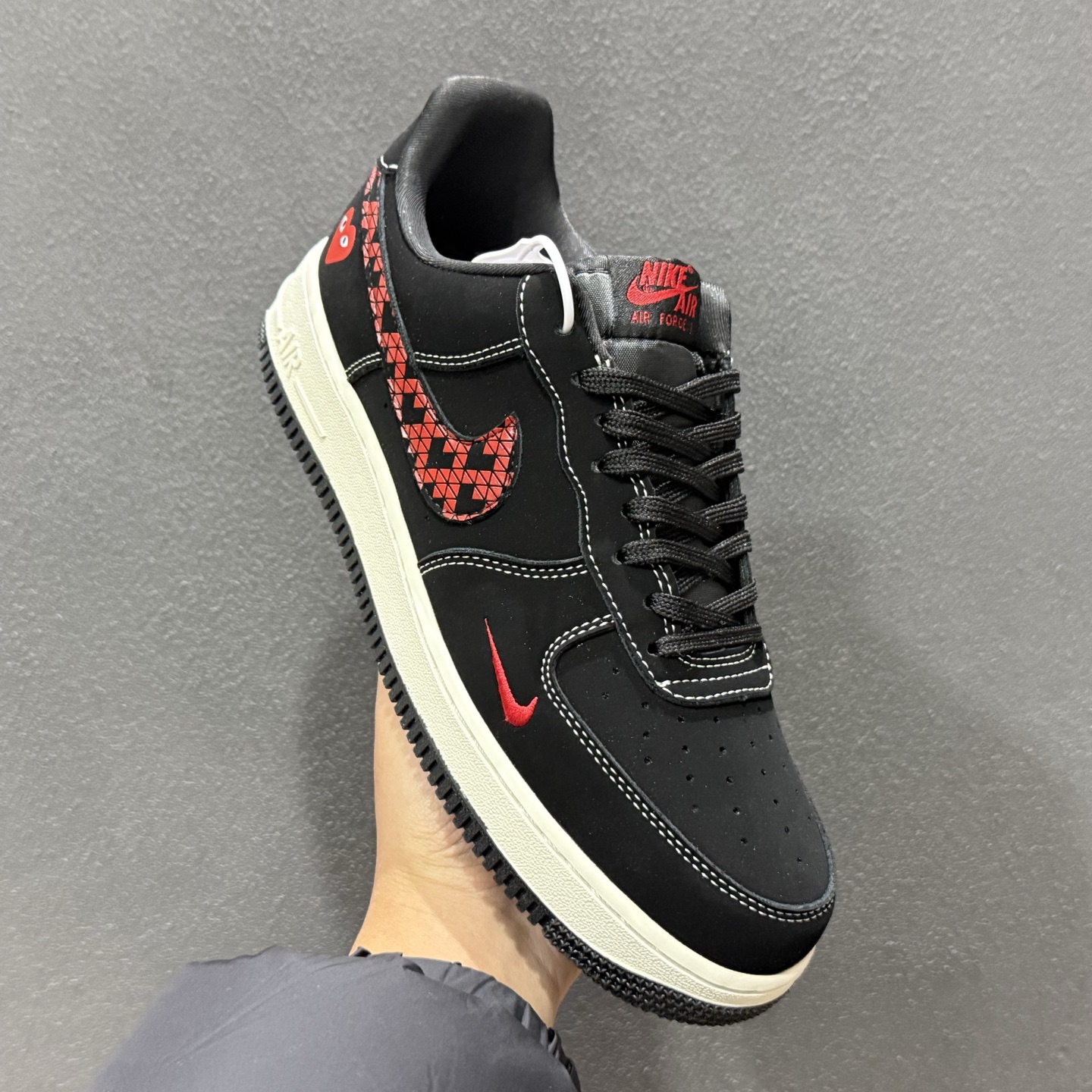 260 Nike Air Force 1 '07 Low “川久保玲联名——磨砂黑红爱心”空军一号 高端定制 低帮 运动鞋 LD1999-007-Chinese UA Cheap High Quatity Brand Clothes Bags handbags Sneakers wholesale wholesaler seller from China Factory suppliers Fashion Clothing Shoes best Quality Beautiful Price 260 Nike Air Force 1 '07 Low “川久保玲联名——磨砂黑红爱心”空军一号 高端定制 低帮 运动鞋 LD1999-007