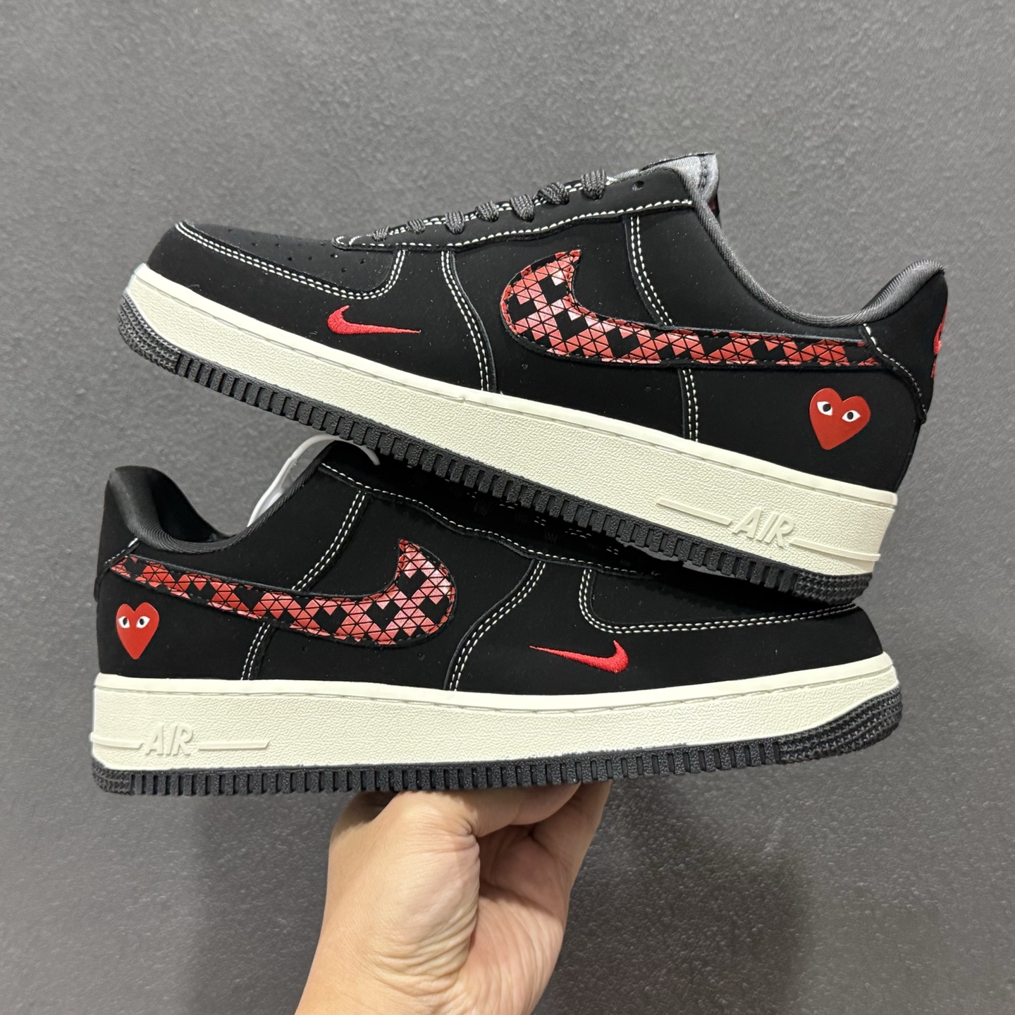 260 Nike Air Force 1 '07 Low “川久保玲联名——磨砂黑红爱心”空军一号 高端定制 低帮 运动鞋 LD1999-007-Chinese UA Cheap High Quatity Brand Clothes Bags handbags Sneakers wholesale wholesaler seller from China Factory suppliers Fashion Clothing Shoes best Quality Beautiful Price 260 Nike Air Force 1 '07 Low “川久保玲联名——磨砂黑红爱心”空军一号 高端定制 低帮 运动鞋 LD1999-007