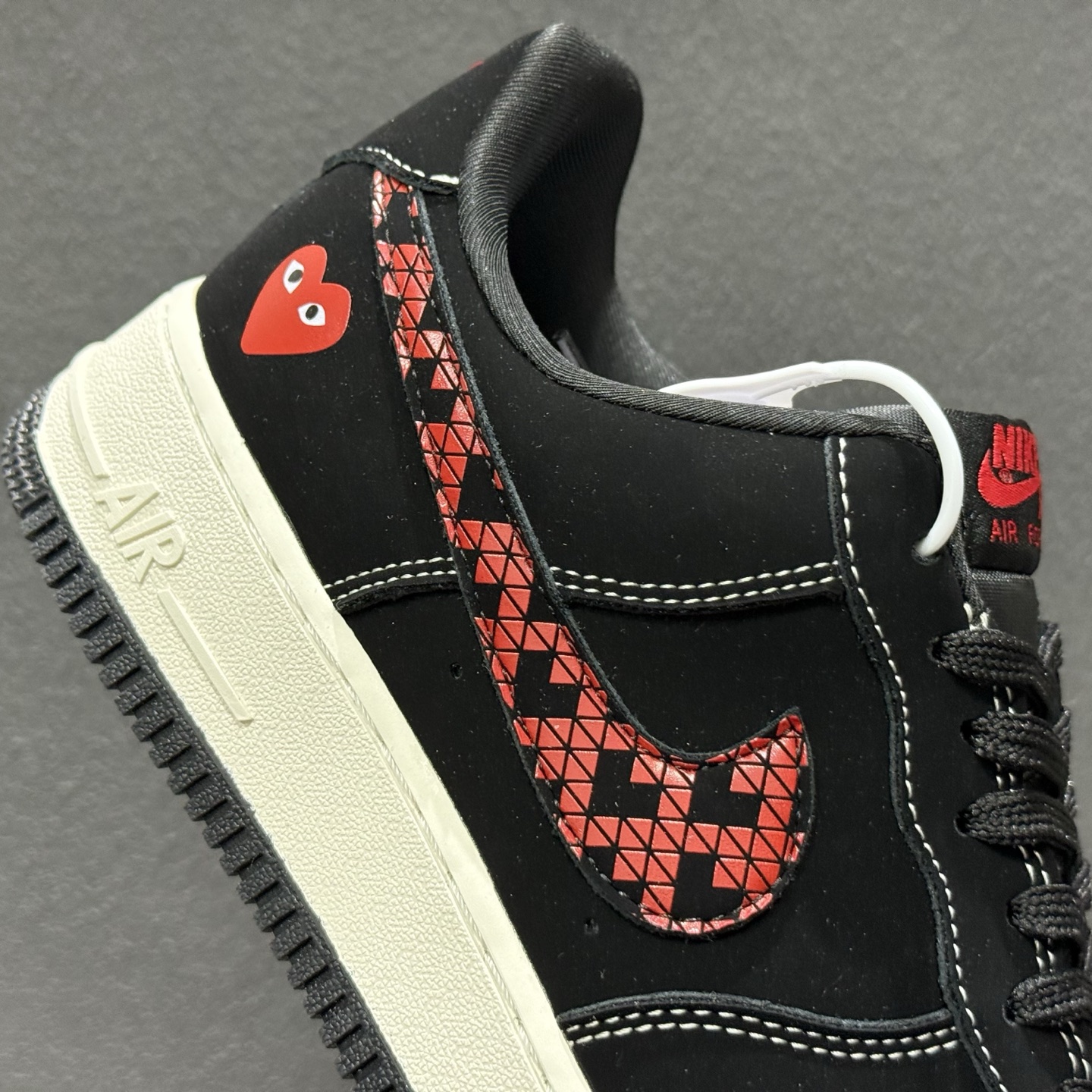 260 Nike Air Force 1 '07 Low “川久保玲联名——磨砂黑红爱心”空军一号 高端定制 低帮 运动鞋 LD1999-007-Chinese UA Cheap High Quatity Brand Clothes Bags handbags Sneakers wholesale wholesaler seller from China Factory suppliers Fashion Clothing Shoes best Quality Beautiful Price 260 Nike Air Force 1 '07 Low “川久保玲联名——磨砂黑红爱心”空军一号 高端定制 低帮 运动鞋 LD1999-007