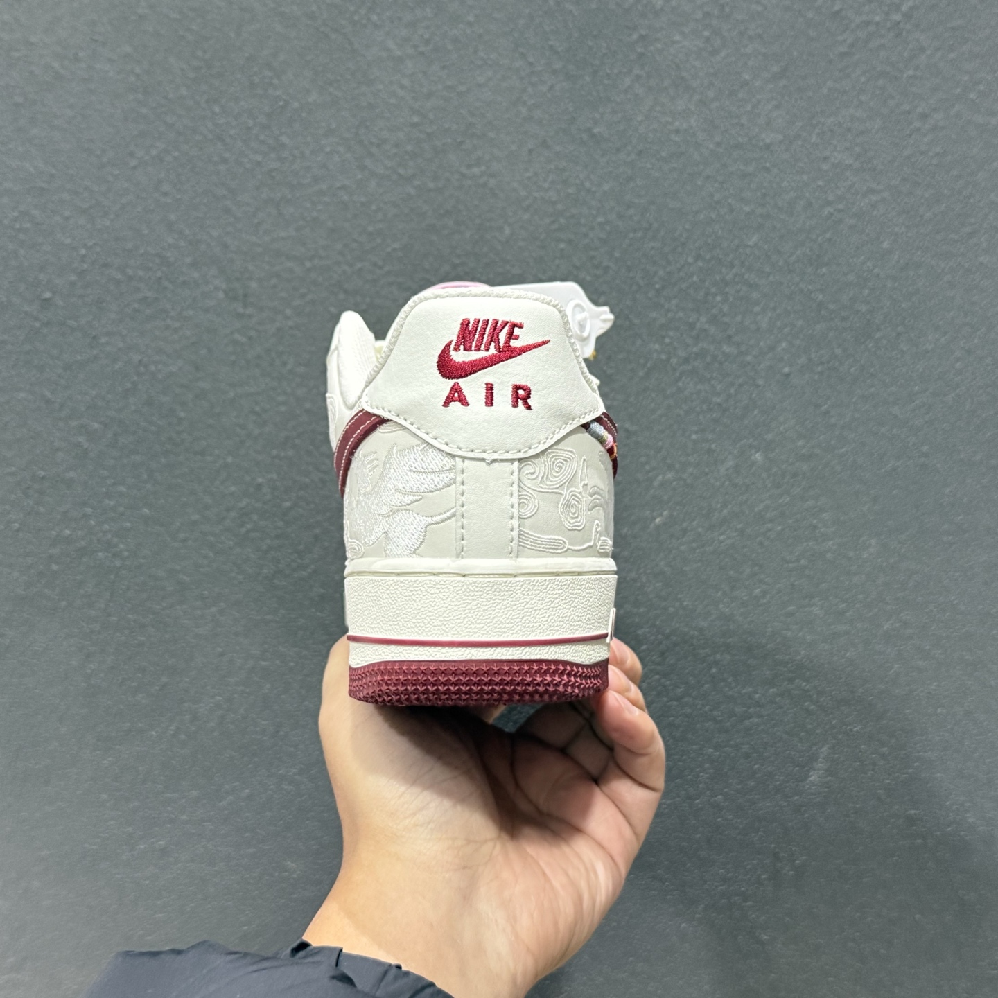 260 Nike Air Force 1 马年限定款美到犯规白红主调搭配祥云暗纹 DD1982-348-Chinese UA Cheap High Quatity Brand Clothes Bags handbags Sneakers wholesale wholesaler seller from China Factory suppliers Fashion Clothing Shoes best Quality Beautiful Price 260 Nike Air Force 1 马年限定款美到犯规白红主调搭配祥云暗纹 DD1982-348