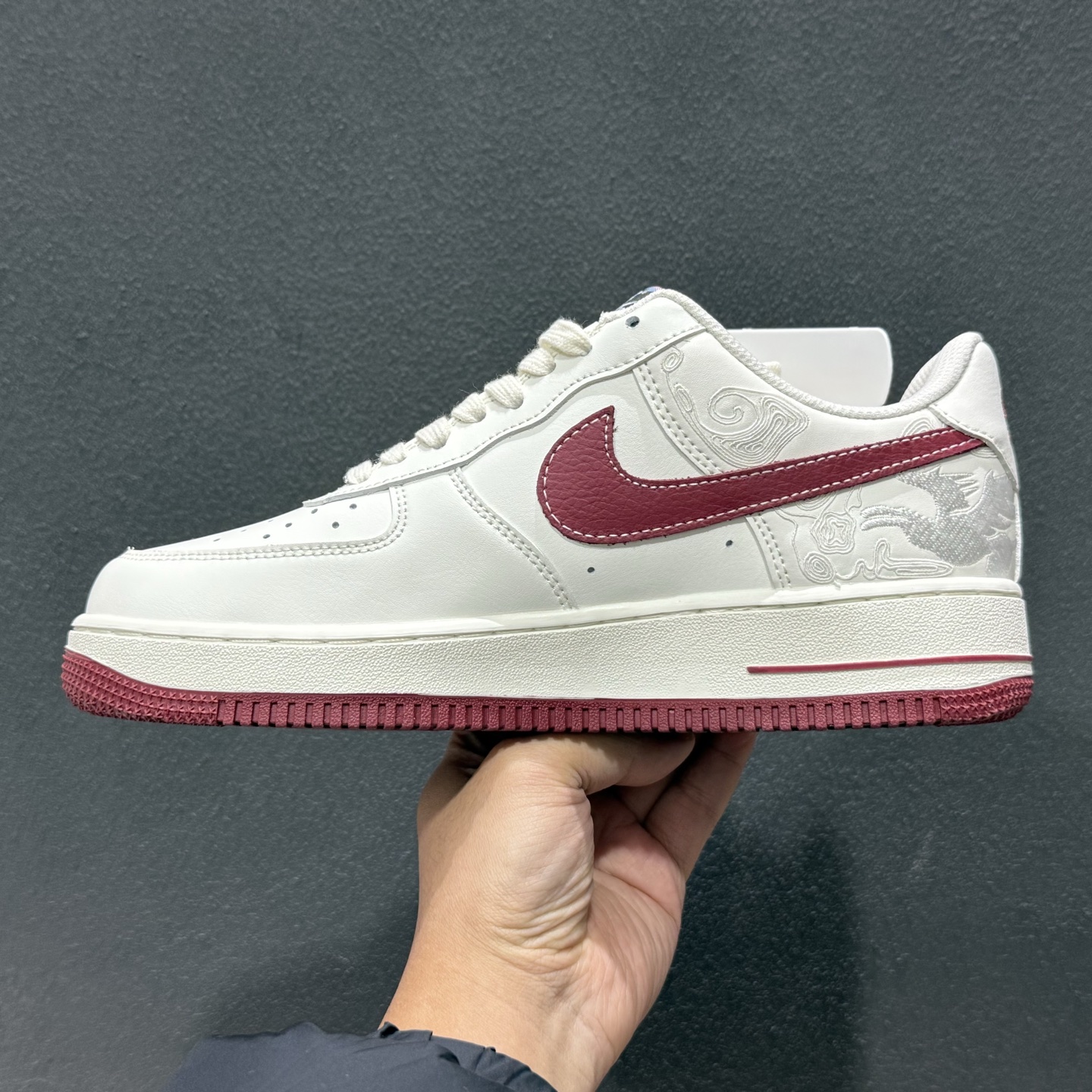 260 Nike Air Force 1 马年限定款美到犯规白红主调搭配祥云暗纹 DD1982-348-Chinese UA Cheap High Quatity Brand Clothes Bags handbags Sneakers wholesale wholesaler seller from China Factory suppliers Fashion Clothing Shoes best Quality Beautiful Price 260 Nike Air Force 1 马年限定款美到犯规白红主调搭配祥云暗纹 DD1982-348