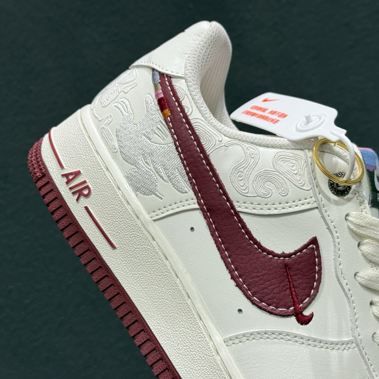 260 Nike Air Force 1 马年限定款美到犯规白红主调搭配祥云暗纹 DD1982-348-Chinese UA Cheap High Quatity Brand Clothes Bags handbags Sneakers wholesale wholesaler seller from China Factory suppliers Fashion Clothing Shoes best Quality Beautiful Price 260 Nike Air Force 1 马年限定款美到犯规白红主调搭配祥云暗纹 DD1982-348