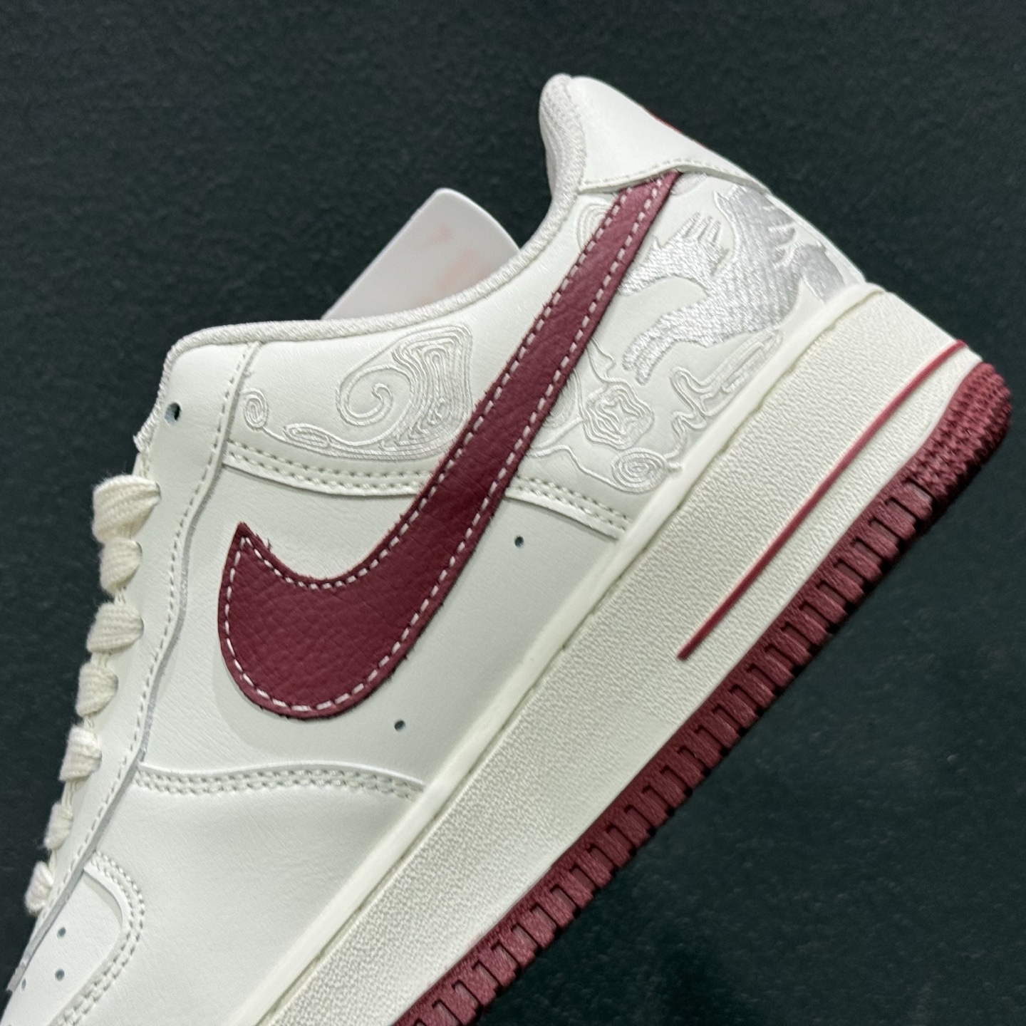260 Nike Air Force 1 马年限定款美到犯规白红主调搭配祥云暗纹 DD1982-348-Chinese UA Cheap High Quatity Brand Clothes Bags handbags Sneakers wholesale wholesaler seller from China Factory suppliers Fashion Clothing Shoes best Quality Beautiful Price 260 Nike Air Force 1 马年限定款美到犯规白红主调搭配祥云暗纹 DD1982-348