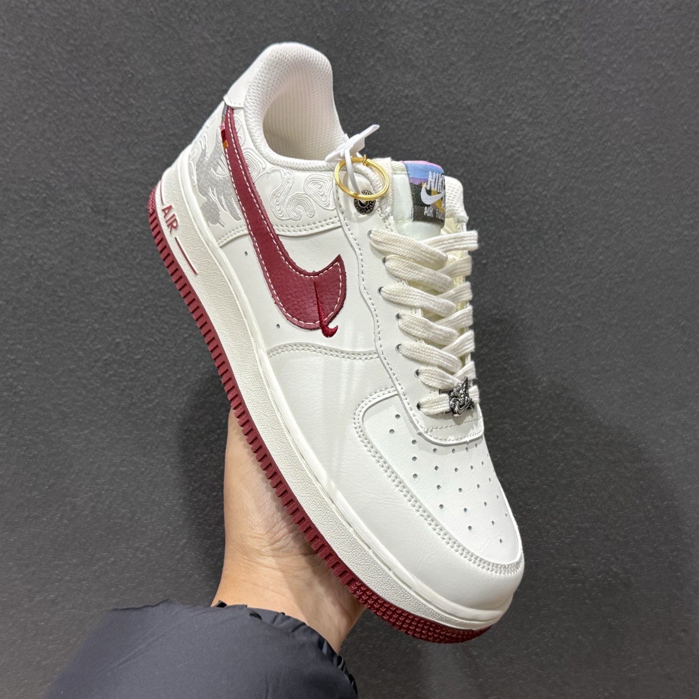 260 Nike Air Force 1 马年限定款美到犯规白红主调搭配祥云暗纹 DD1982-348-Chinese UA Cheap High Quatity Brand Clothes Bags handbags Sneakers wholesale wholesaler seller from China Factory suppliers Fashion Clothing Shoes best Quality Beautiful Price 260 Nike Air Force 1 马年限定款美到犯规白红主调搭配祥云暗纹 DD1982-348