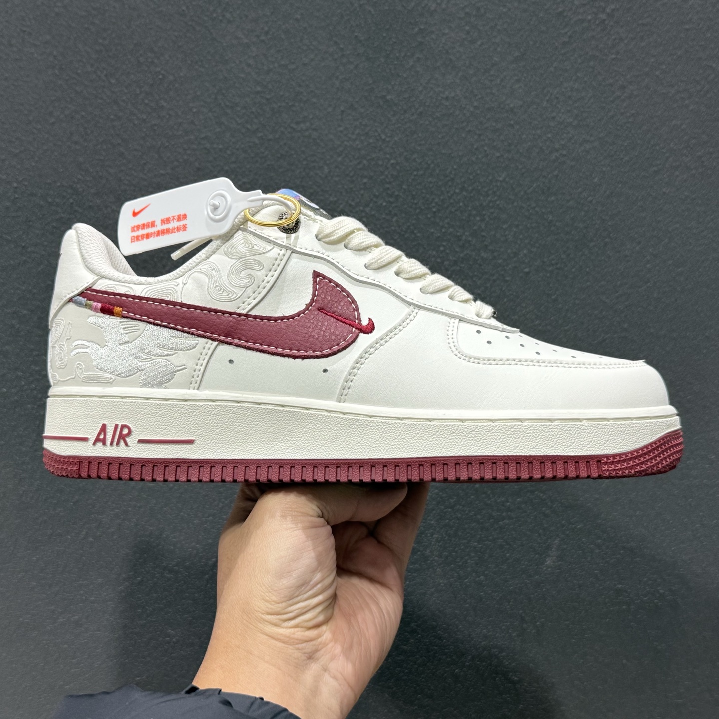 260 Nike Air Force 1 马年限定款美到犯规白红主调搭配祥云暗纹 DD1982-348-Chinese UA Cheap High Quatity Brand Clothes Bags handbags Sneakers wholesale wholesaler seller from China Factory suppliers Fashion Clothing Shoes best Quality Beautiful Price 260 Nike Air Force 1 马年限定款美到犯规白红主调搭配祥云暗纹 DD1982-348
