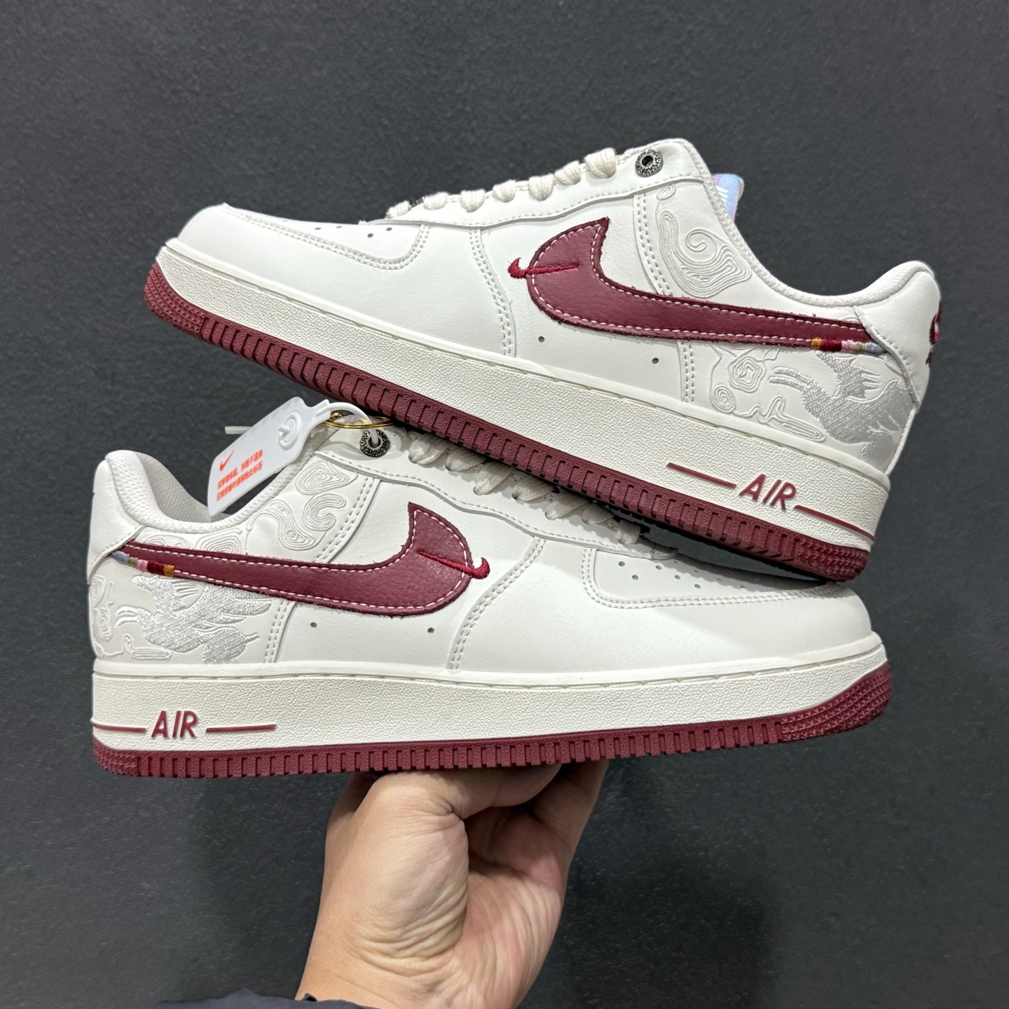 260 Nike Air Force 1 马年限定款美到犯规白红主调搭配祥云暗纹 DD1982-348-Chinese UA Cheap High Quatity Brand Clothes Bags handbags Sneakers wholesale wholesaler seller from China Factory suppliers Fashion Clothing Shoes best Quality Beautiful Price 260 Nike Air Force 1 马年限定款美到犯规白红主调搭配祥云暗纹 DD1982-348