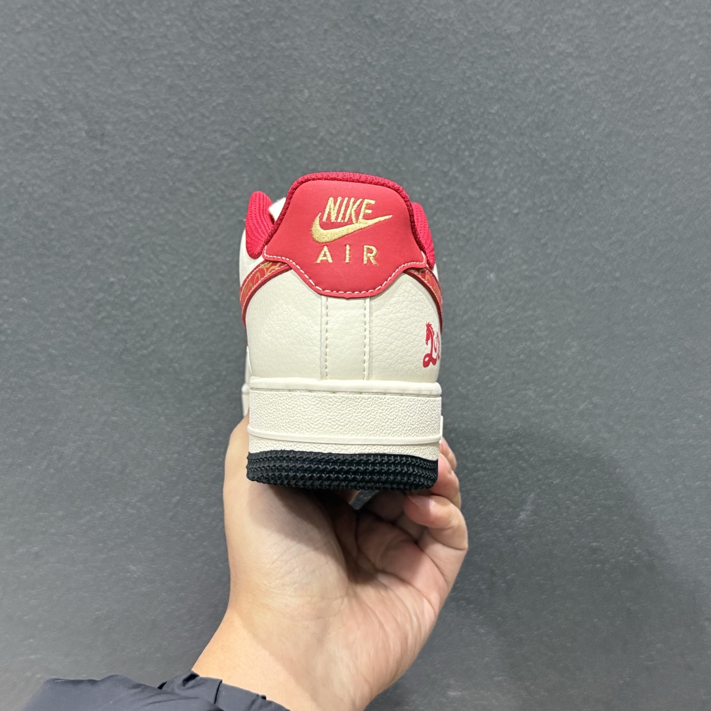 260 Nike Air Force 1'07 Low 马年限定 吉祥米红勾 空军一号低帮休闲板鞋 MZ9588-820-Chinese UA Cheap High Quatity Brand Clothes Bags handbags Sneakers wholesale wholesaler seller from China Factory suppliers Fashion Clothing Shoes best Quality Beautiful Price 260 Nike Air Force 1'07 Low 马年限定 吉祥米红勾 空军一号低帮休闲板鞋 MZ9588-820