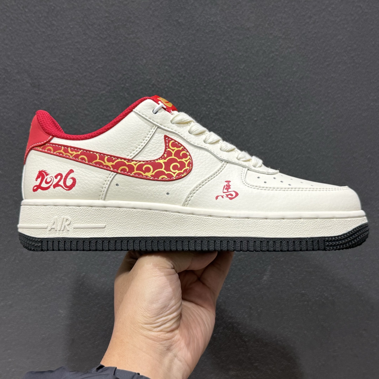 260 Nike Air Force 1'07 Low 马年限定 吉祥米红勾 空军一号低帮休闲板鞋 MZ9588-820-Chinese UA Cheap High Quatity Brand Clothes Bags handbags Sneakers wholesale wholesaler seller from China Factory suppliers Fashion Clothing Shoes best Quality Beautiful Price 260 Nike Air Force 1'07 Low 马年限定 吉祥米红勾 空军一号低帮休闲板鞋 MZ9588-820