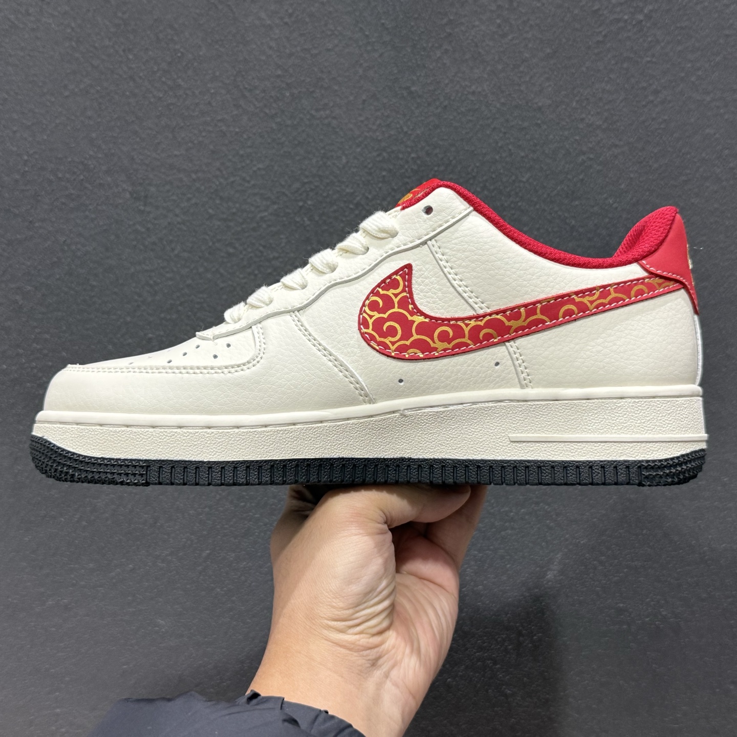 260 Nike Air Force 1'07 Low 马年限定 吉祥米红勾 空军一号低帮休闲板鞋 MZ9588-820-Chinese UA Cheap High Quatity Brand Clothes Bags handbags Sneakers wholesale wholesaler seller from China Factory suppliers Fashion Clothing Shoes best Quality Beautiful Price 260 Nike Air Force 1'07 Low 马年限定 吉祥米红勾 空军一号低帮休闲板鞋 MZ9588-820