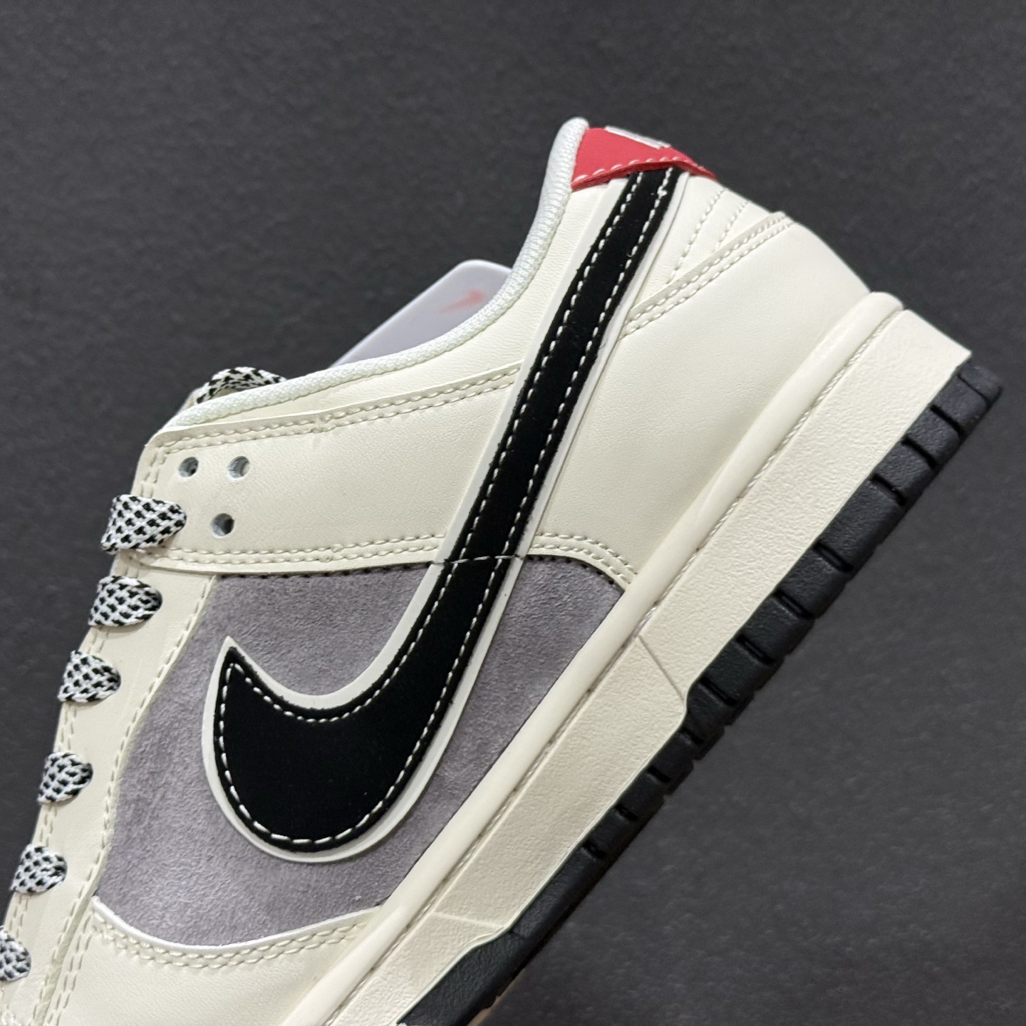 220 Nike SB Dunk Low “Supreme联名——绑带米灰勾” 高端定制 低帮休闲板鞋 YX5066-210-Chinese UA Cheap High Quatity Brand Clothes Bags handbags Sneakers wholesale wholesaler seller from China Factory suppliers Fashion Clothing Shoes best Quality Beautiful Price 220 Nike SB Dunk Low “Supreme联名——绑带米灰勾” 高端定制 低帮休闲板鞋 YX5066-210