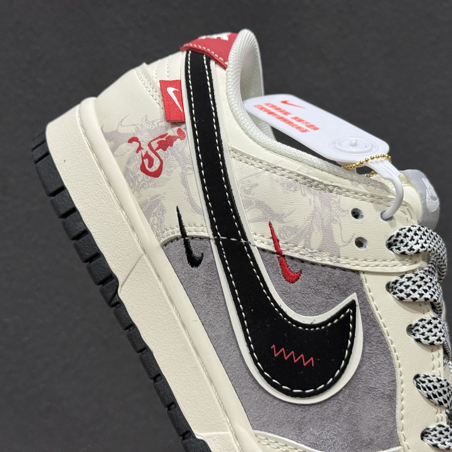 220 Nike SB Dunk Low “Supreme联名——绑带米灰勾” 高端定制 低帮休闲板鞋 YX5066-210-Chinese UA Cheap High Quatity Brand Clothes Bags handbags Sneakers wholesale wholesaler seller from China Factory suppliers Fashion Clothing Shoes best Quality Beautiful Price 220 Nike SB Dunk Low “Supreme联名——绑带米灰勾” 高端定制 低帮休闲板鞋 YX5066-210