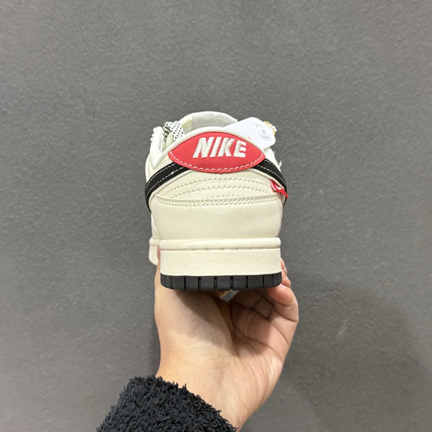 220 Nike SB Dunk Low “Supreme联名——绑带米灰勾” 高端定制 低帮休闲板鞋 YX5066-210-Chinese UA Cheap High Quatity Brand Clothes Bags handbags Sneakers wholesale wholesaler seller from China Factory suppliers Fashion Clothing Shoes best Quality Beautiful Price 220 Nike SB Dunk Low “Supreme联名——绑带米灰勾” 高端定制 低帮休闲板鞋 YX5066-210