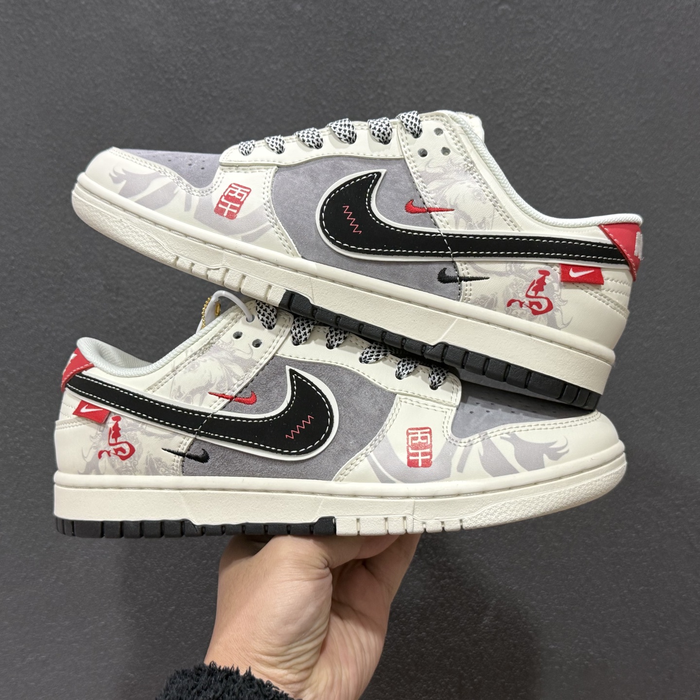 220 Nike SB Dunk Low “Supreme联名——绑带米灰勾” 高端定制 低帮休闲板鞋 YX5066-210-Chinese UA Cheap High Quatity Brand Clothes Bags handbags Sneakers wholesale wholesaler seller from China Factory suppliers Fashion Clothing Shoes best Quality Beautiful Price 220 Nike SB Dunk Low “Supreme联名——绑带米灰勾” 高端定制 低帮休闲板鞋 YX5066-210
