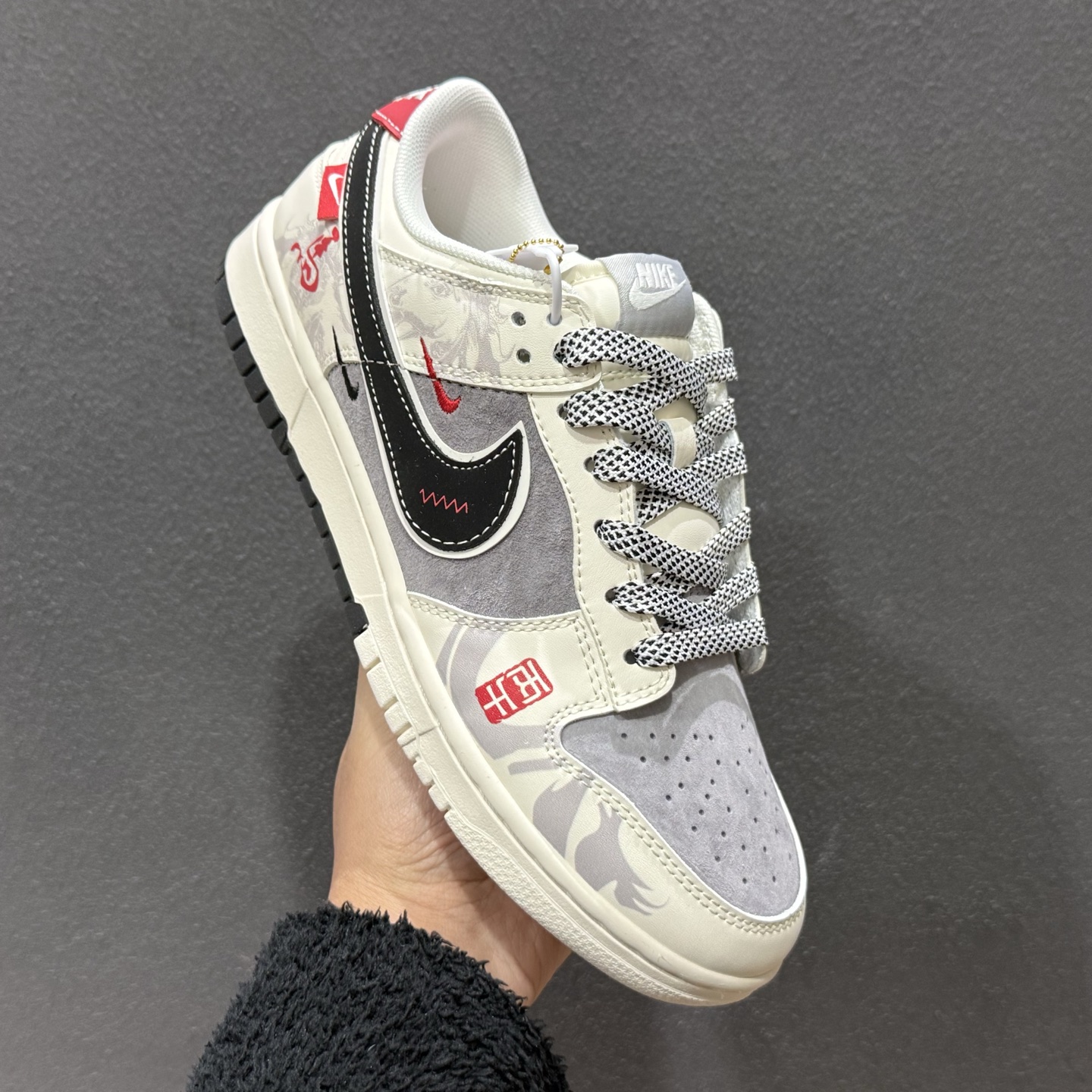 220 Nike SB Dunk Low “Supreme联名——绑带米灰勾” 高端定制 低帮休闲板鞋 YX5066-210-Chinese UA Cheap High Quatity Brand Clothes Bags handbags Sneakers wholesale wholesaler seller from China Factory suppliers Fashion Clothing Shoes best Quality Beautiful Price 220 Nike SB Dunk Low “Supreme联名——绑带米灰勾” 高端定制 低帮休闲板鞋 YX5066-210