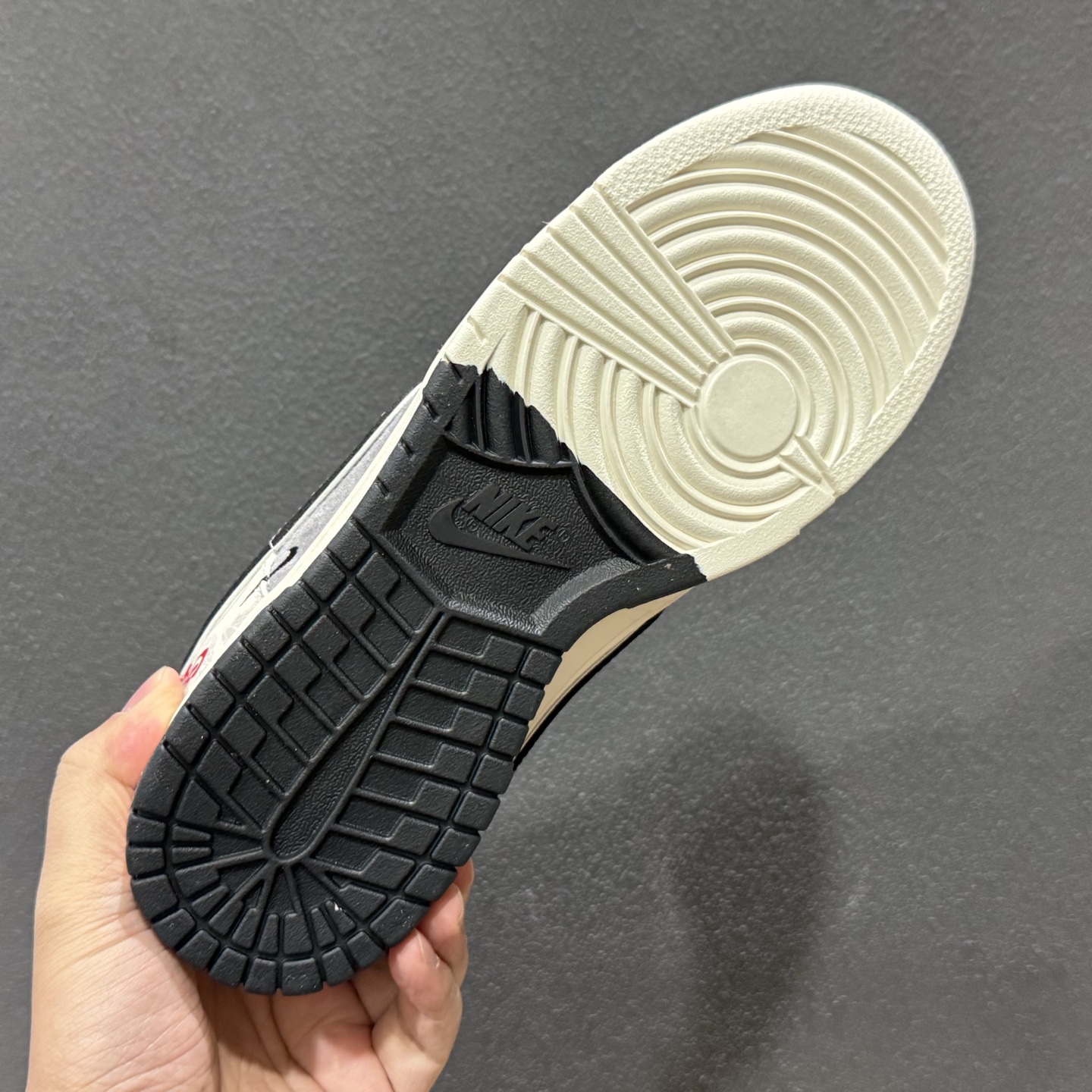220 Nike SB Dunk Low “Supreme联名——绑带米灰勾” 高端定制 低帮休闲板鞋 YX5066-210-Chinese UA Cheap High Quatity Brand Clothes Bags handbags Sneakers wholesale wholesaler seller from China Factory suppliers Fashion Clothing Shoes best Quality Beautiful Price 220 Nike SB Dunk Low “Supreme联名——绑带米灰勾” 高端定制 低帮休闲板鞋 YX5066-210