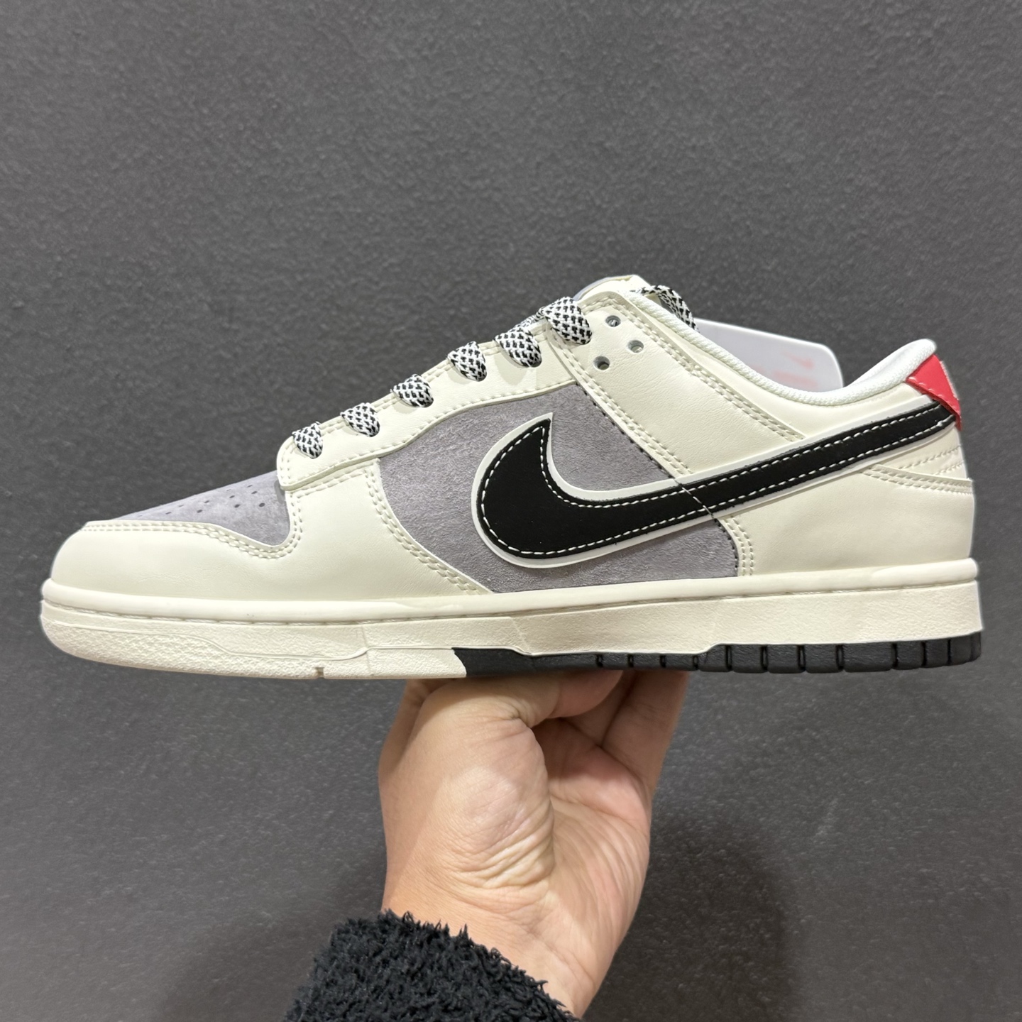 220 Nike SB Dunk Low “Supreme联名——绑带米灰勾” 高端定制 低帮休闲板鞋 YX5066-210-Chinese UA Cheap High Quatity Brand Clothes Bags handbags Sneakers wholesale wholesaler seller from China Factory suppliers Fashion Clothing Shoes best Quality Beautiful Price 220 Nike SB Dunk Low “Supreme联名——绑带米灰勾” 高端定制 低帮休闲板鞋 YX5066-210