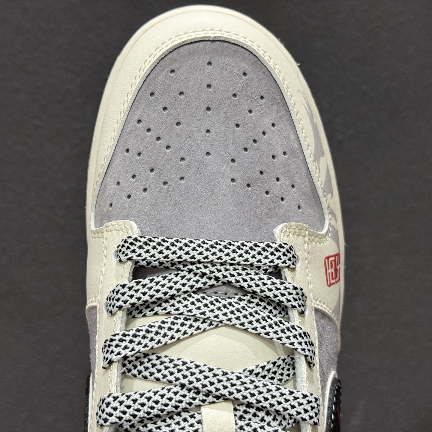 220 Nike SB Dunk Low “Supreme联名——绑带米灰勾” 高端定制 低帮休闲板鞋 YX5066-210-Chinese UA Cheap High Quatity Brand Clothes Bags handbags Sneakers wholesale wholesaler seller from China Factory suppliers Fashion Clothing Shoes best Quality Beautiful Price 220 Nike SB Dunk Low “Supreme联名——绑带米灰勾” 高端定制 低帮休闲板鞋 YX5066-210