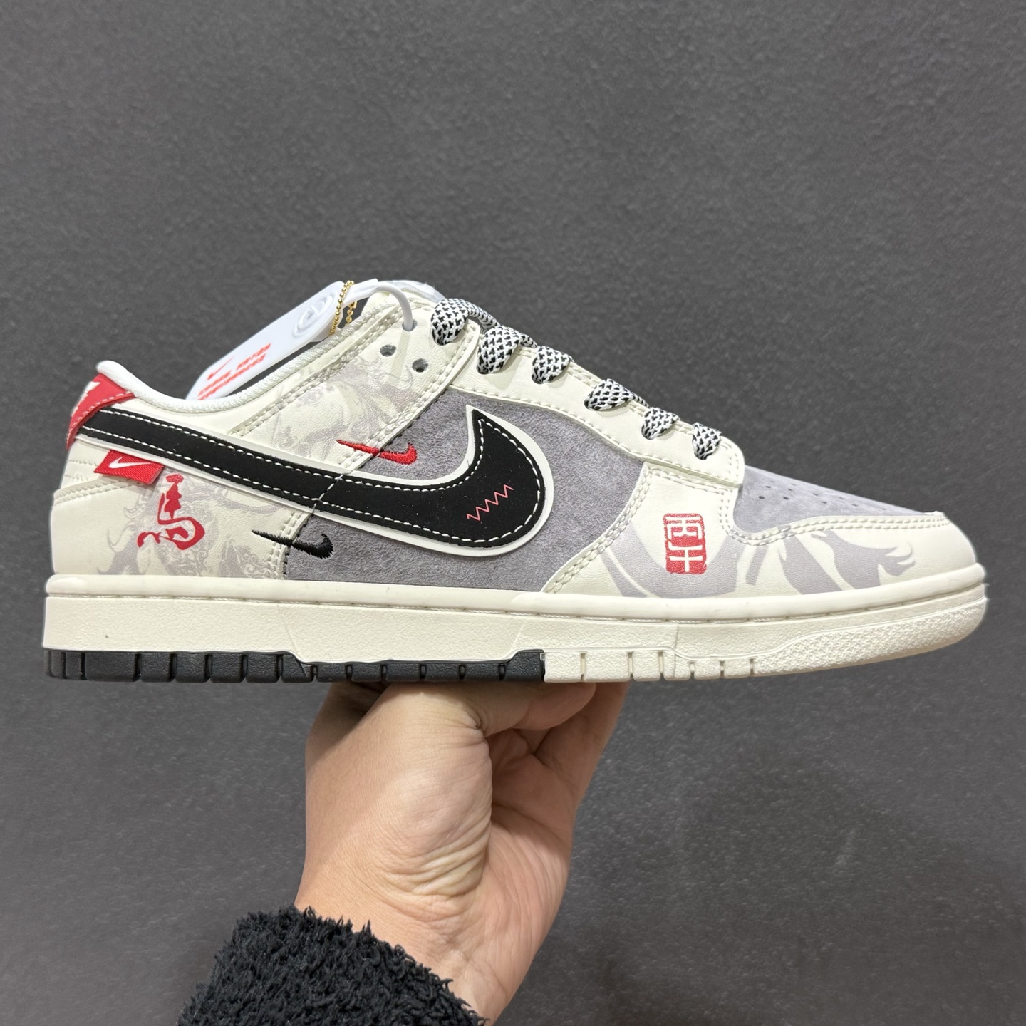 220 Nike SB Dunk Low “Supreme联名——绑带米灰勾” 高端定制 低帮休闲板鞋 YX5066-210-Chinese UA Cheap High Quatity Brand Clothes Bags handbags Sneakers wholesale wholesaler seller from China Factory suppliers Fashion Clothing Shoes best Quality Beautiful Price 220 Nike SB Dunk Low “Supreme联名——绑带米灰勾” 高端定制 低帮休闲板鞋 YX5066-210