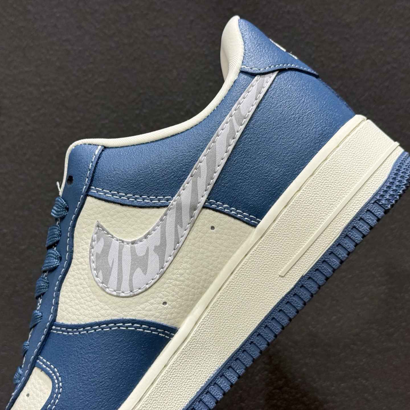 260 街头艺术美学|Air Force 1 Low x Stüssy联名款蓝调涂鸦炸街神器 XL1979-132-Chinese UA Cheap High Quatity Brand Clothes Bags handbags Sneakers wholesale wholesaler seller from China Factory suppliers Fashion Clothing Shoes best Quality Beautiful Price 260 街头艺术美学|Air Force 1 Low x Stüssy联名款蓝调涂鸦炸街神器 XL1979-132