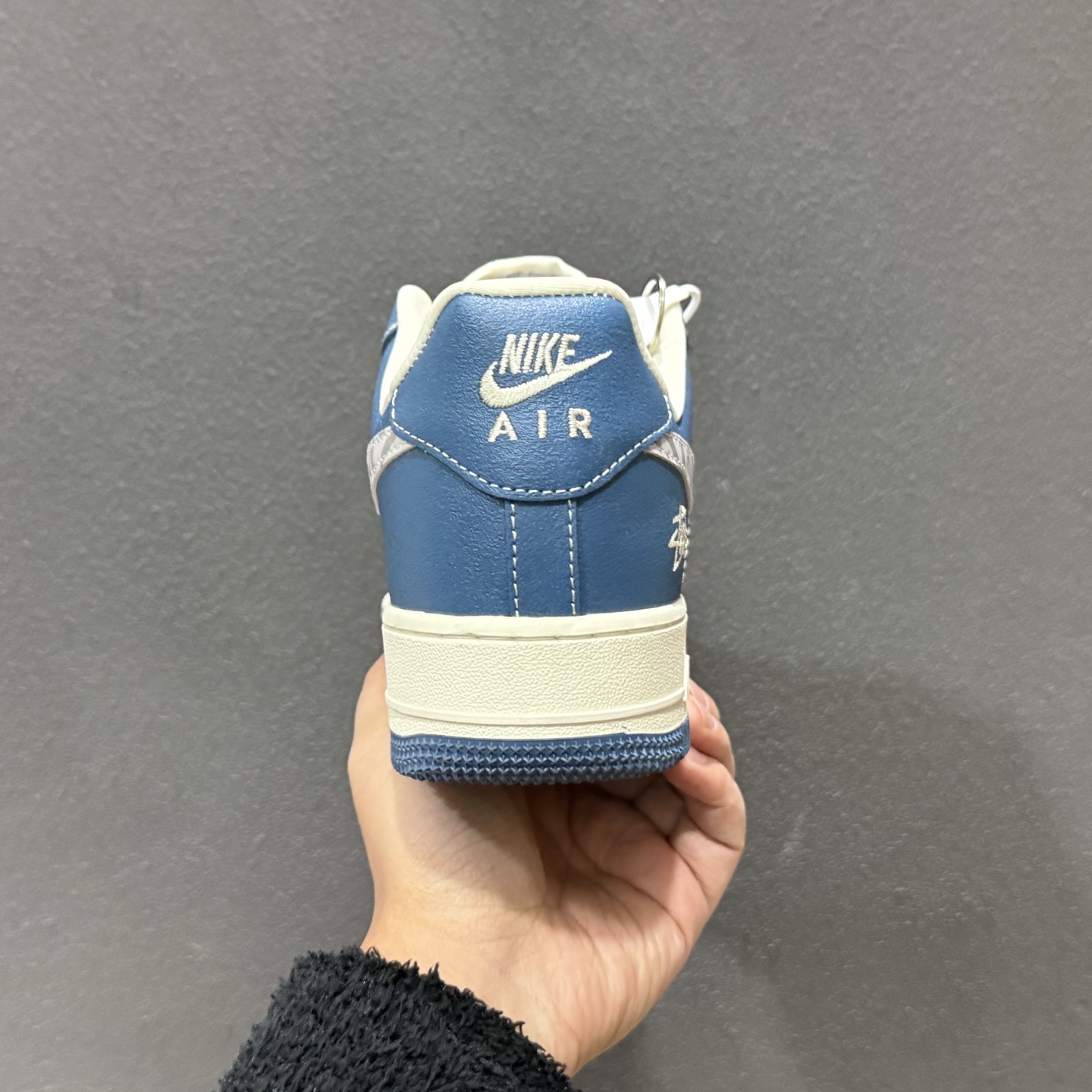 260 街头艺术美学|Air Force 1 Low x Stüssy联名款蓝调涂鸦炸街神器 XL1979-132-Chinese UA Cheap High Quatity Brand Clothes Bags handbags Sneakers wholesale wholesaler seller from China Factory suppliers Fashion Clothing Shoes best Quality Beautiful Price 260 街头艺术美学|Air Force 1 Low x Stüssy联名款蓝调涂鸦炸街神器 XL1979-132