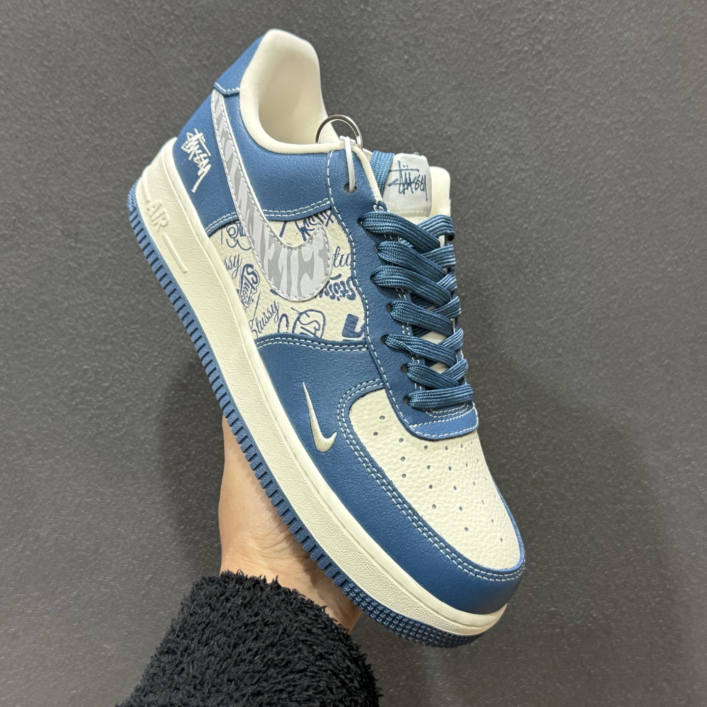 260 街头艺术美学|Air Force 1 Low x Stüssy联名款蓝调涂鸦炸街神器 XL1979-132-Chinese UA Cheap High Quatity Brand Clothes Bags handbags Sneakers wholesale wholesaler seller from China Factory suppliers Fashion Clothing Shoes best Quality Beautiful Price 260 街头艺术美学|Air Force 1 Low x Stüssy联名款蓝调涂鸦炸街神器 XL1979-132