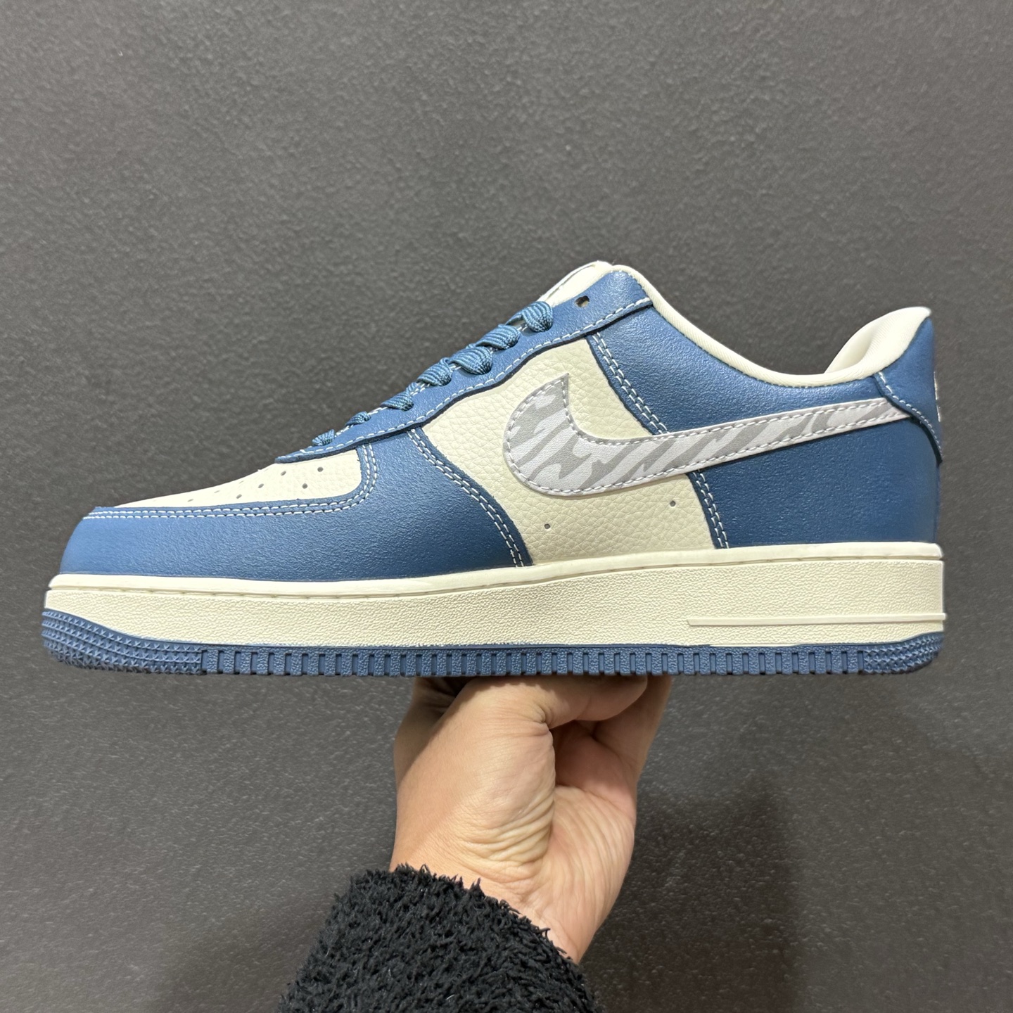 260 街头艺术美学|Air Force 1 Low x Stüssy联名款蓝调涂鸦炸街神器 XL1979-132-Chinese UA Cheap High Quatity Brand Clothes Bags handbags Sneakers wholesale wholesaler seller from China Factory suppliers Fashion Clothing Shoes best Quality Beautiful Price 260 街头艺术美学|Air Force 1 Low x Stüssy联名款蓝调涂鸦炸街神器 XL1979-132