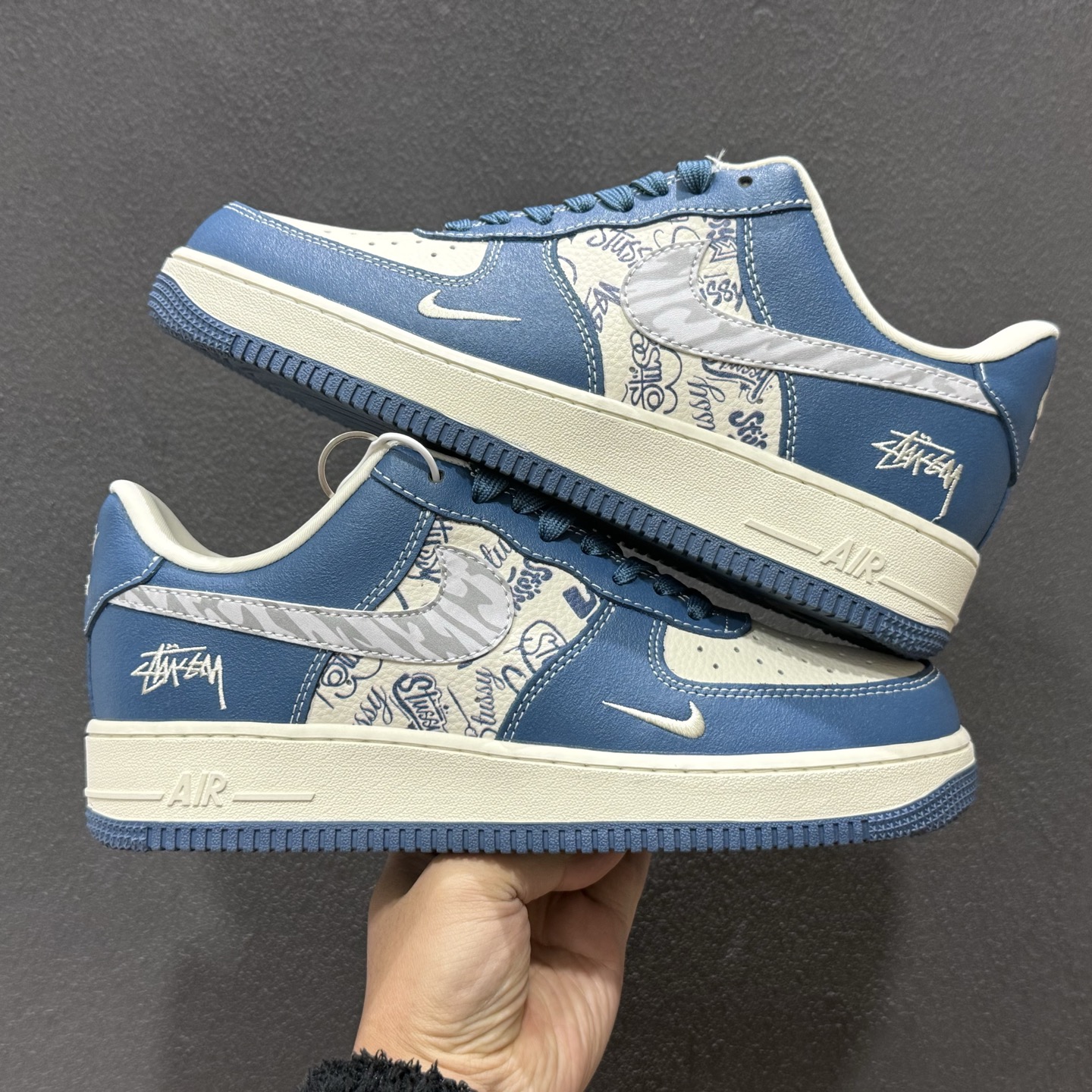 260 街头艺术美学|Air Force 1 Low x Stüssy联名款蓝调涂鸦炸街神器 XL1979-132-Chinese UA Cheap High Quatity Brand Clothes Bags handbags Sneakers wholesale wholesaler seller from China Factory suppliers Fashion Clothing Shoes best Quality Beautiful Price 260 街头艺术美学|Air Force 1 Low x Stüssy联名款蓝调涂鸦炸街神器 XL1979-132