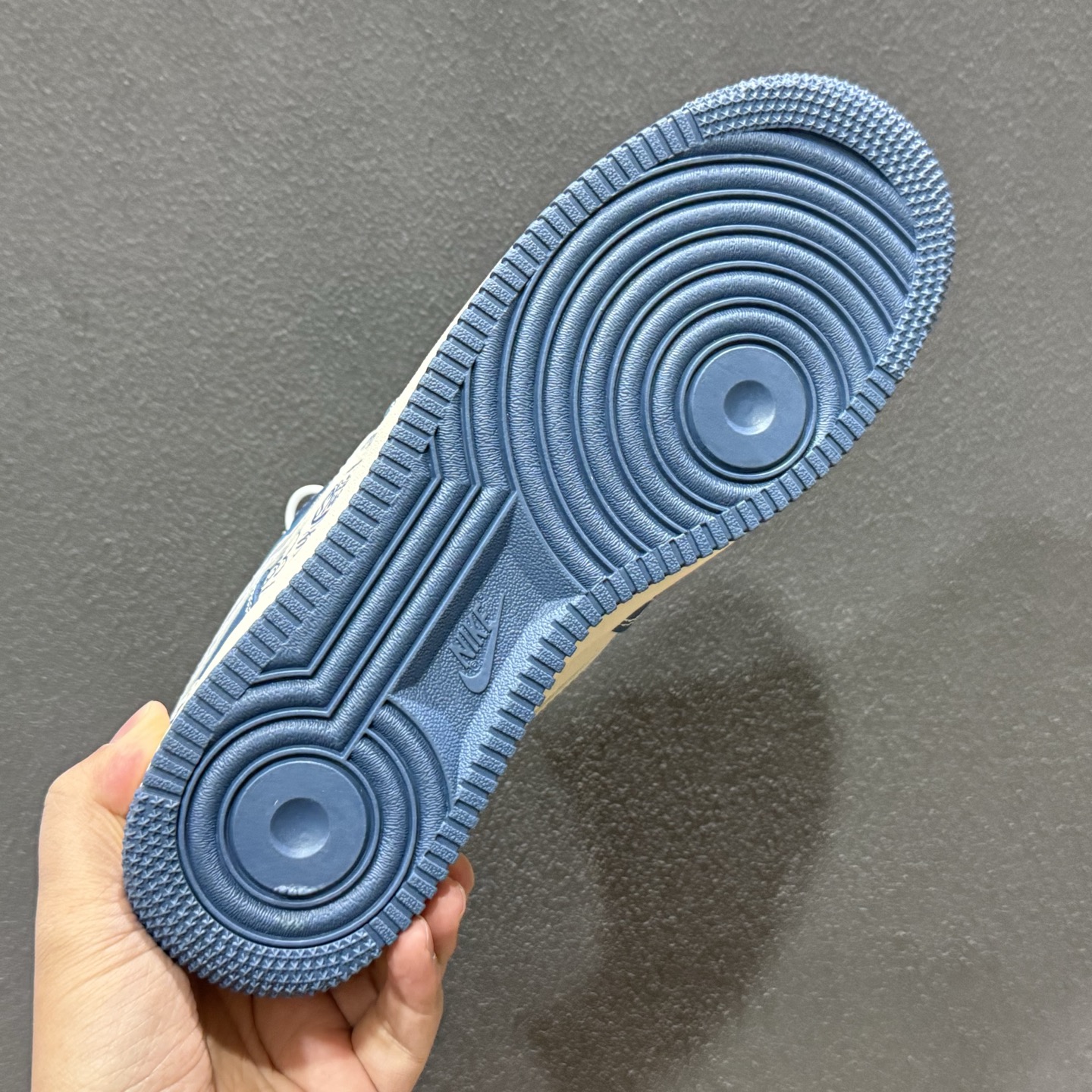 260 街头艺术美学|Air Force 1 Low x Stüssy联名款蓝调涂鸦炸街神器 XL1979-132-Chinese UA Cheap High Quatity Brand Clothes Bags handbags Sneakers wholesale wholesaler seller from China Factory suppliers Fashion Clothing Shoes best Quality Beautiful Price 260 街头艺术美学|Air Force 1 Low x Stüssy联名款蓝调涂鸦炸街神器 XL1979-132