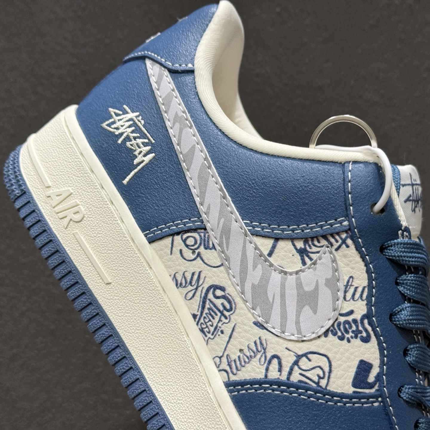 260 街头艺术美学|Air Force 1 Low x Stüssy联名款蓝调涂鸦炸街神器 XL1979-132-Chinese UA Cheap High Quatity Brand Clothes Bags handbags Sneakers wholesale wholesaler seller from China Factory suppliers Fashion Clothing Shoes best Quality Beautiful Price 260 街头艺术美学|Air Force 1 Low x Stüssy联名款蓝调涂鸦炸街神器 XL1979-132
