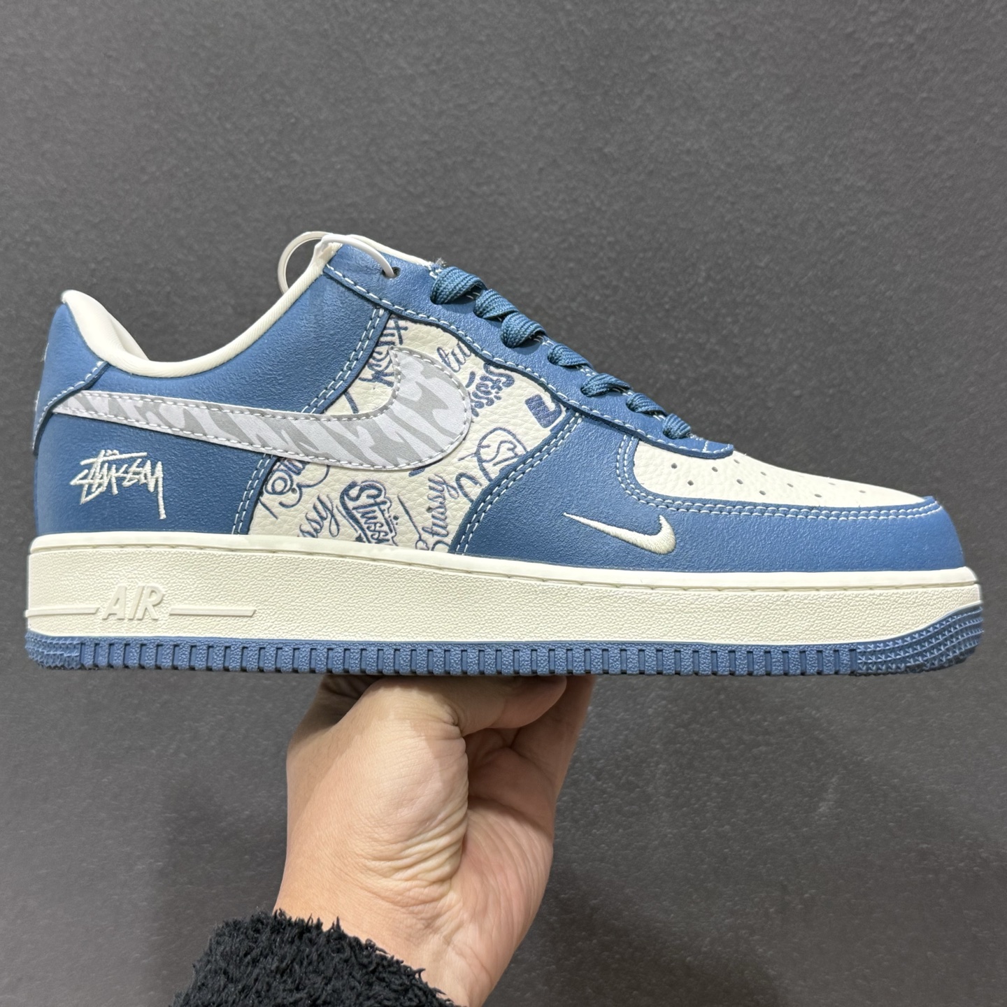 260 街头艺术美学|Air Force 1 Low x Stüssy联名款蓝调涂鸦炸街神器 XL1979-132-Chinese UA Cheap High Quatity Brand Clothes Bags handbags Sneakers wholesale wholesaler seller from China Factory suppliers Fashion Clothing Shoes best Quality Beautiful Price 260 街头艺术美学|Air Force 1 Low x Stüssy联名款蓝调涂鸦炸街神器 XL1979-132