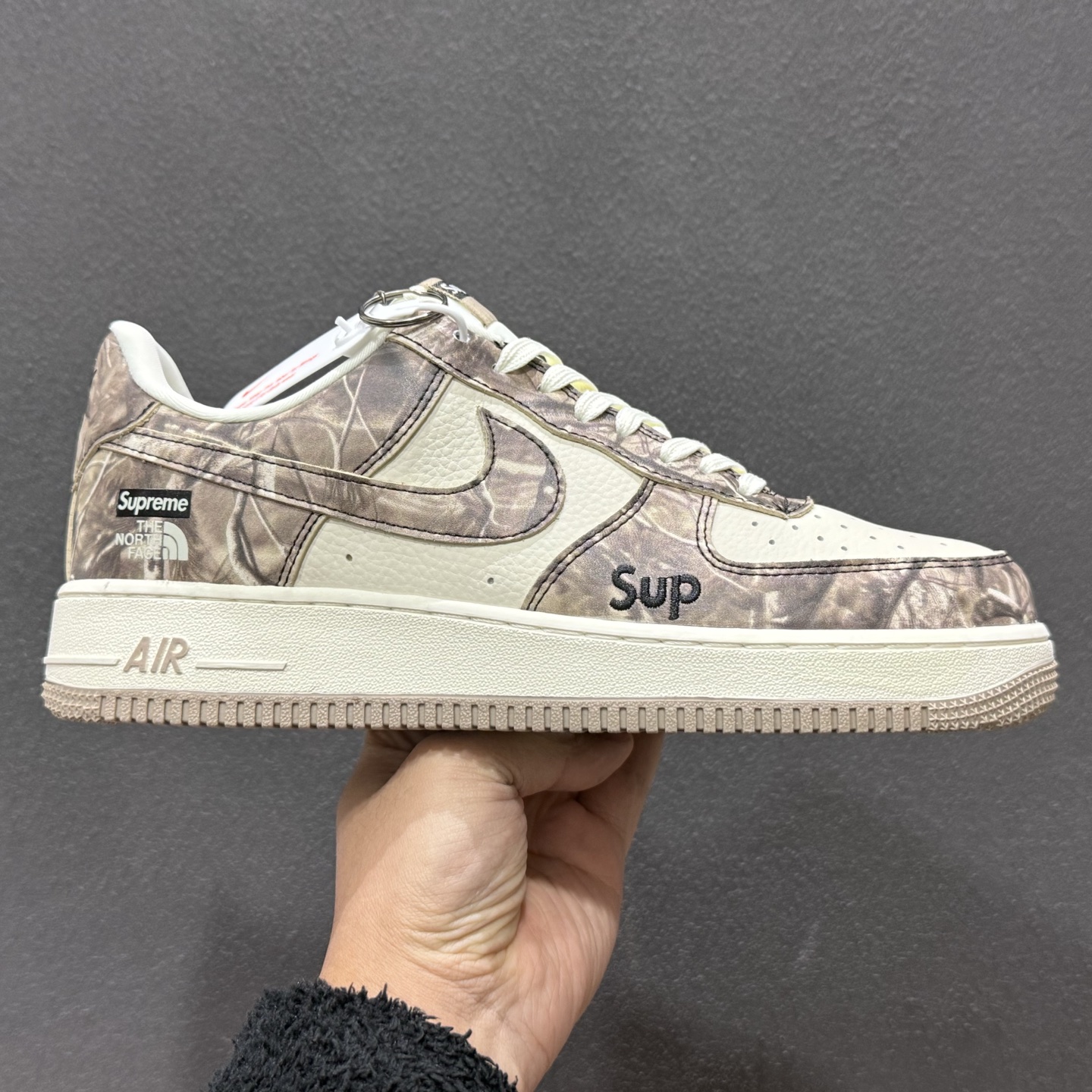 260 NIke Air Force 1 '07 Low “北面 SUP三方联名--枯木寻秋” 空军一号低帮 运动鞋 休闲鞋 DF0188-125-Chinese UA Cheap High Quatity Brand Clothes Bags handbags Sneakers wholesale wholesaler seller from China Factory suppliers Fashion Clothing Shoes best Quality Beautiful Price 260 NIke Air Force 1 '07 Low “北面 SUP三方联名--枯木寻秋” 空军一号低帮 运动鞋 休闲鞋 DF0188-125
