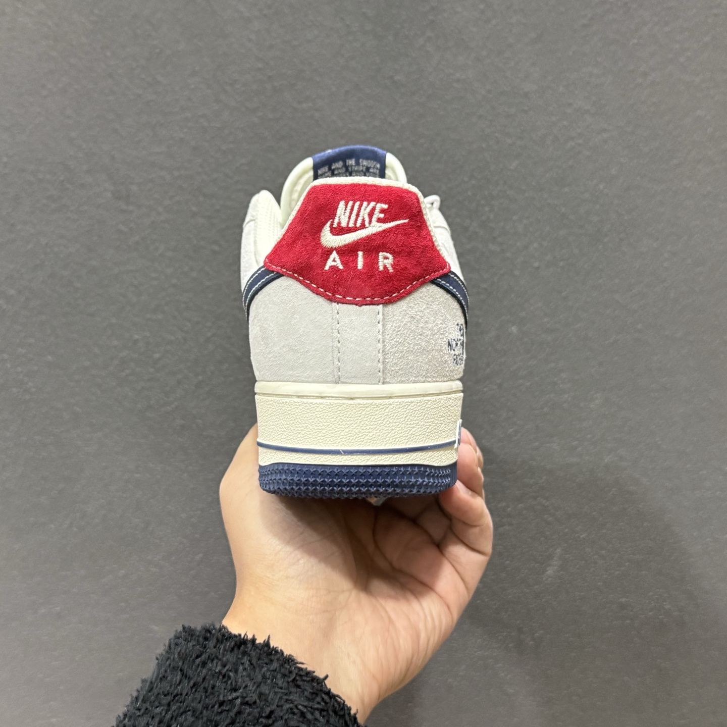 260 Air Force 1 经典AF1鞋型携手The North Face打造跨界潮范北面联名 灰白麂皮拼接藏蓝皮革 DD1982-341-Chinese UA Cheap High Quatity Brand Clothes Bags handbags Sneakers wholesale wholesaler seller from China Factory suppliers Fashion Clothing Shoes best Quality Beautiful Price 260 Air Force 1 经典AF1鞋型携手The North Face打造跨界潮范北面联名 灰白麂皮拼接藏蓝皮革 DD1982-341