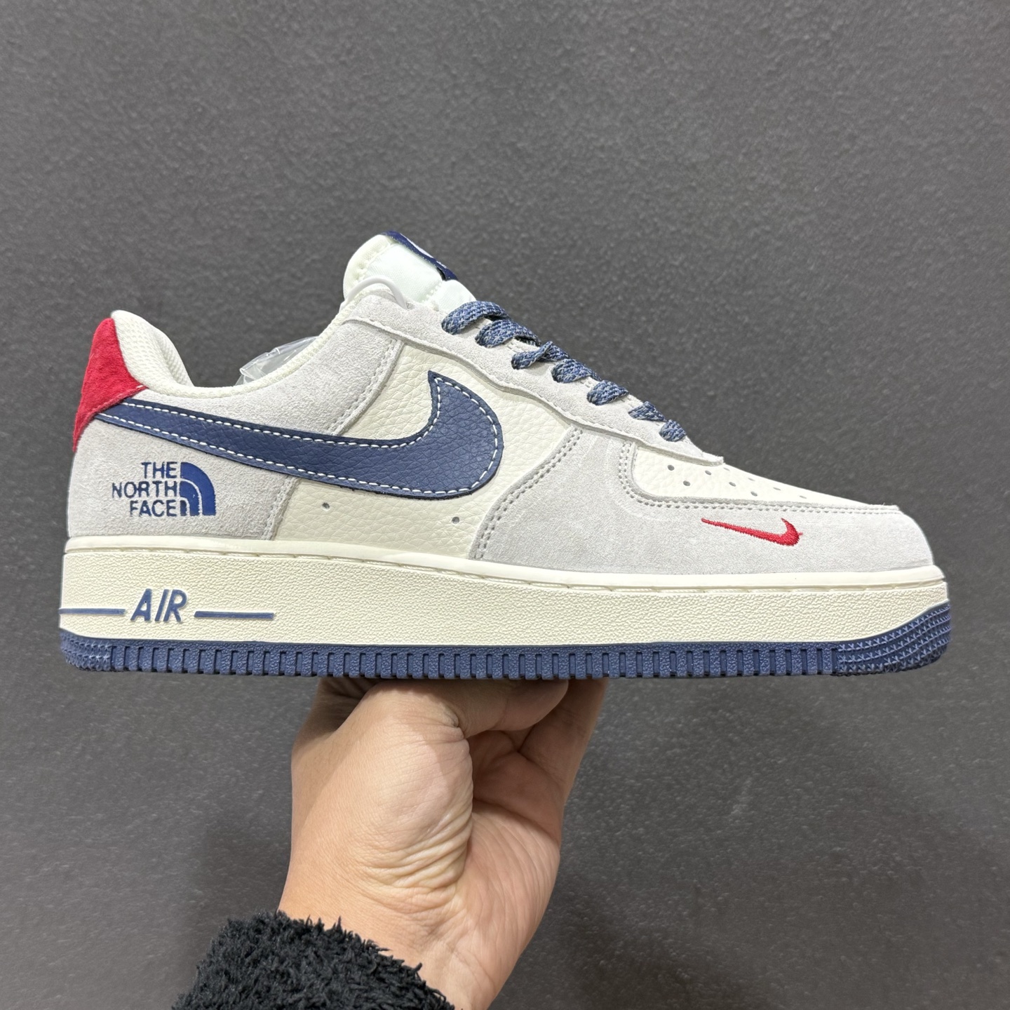 260 Air Force 1 经典AF1鞋型携手The North Face打造跨界潮范北面联名 灰白麂皮拼接藏蓝皮革 DD1982-341-Chinese UA Cheap High Quatity Brand Clothes Bags handbags Sneakers wholesale wholesaler seller from China Factory suppliers Fashion Clothing Shoes best Quality Beautiful Price 260 Air Force 1 经典AF1鞋型携手The North Face打造跨界潮范北面联名 灰白麂皮拼接藏蓝皮革 DD1982-341