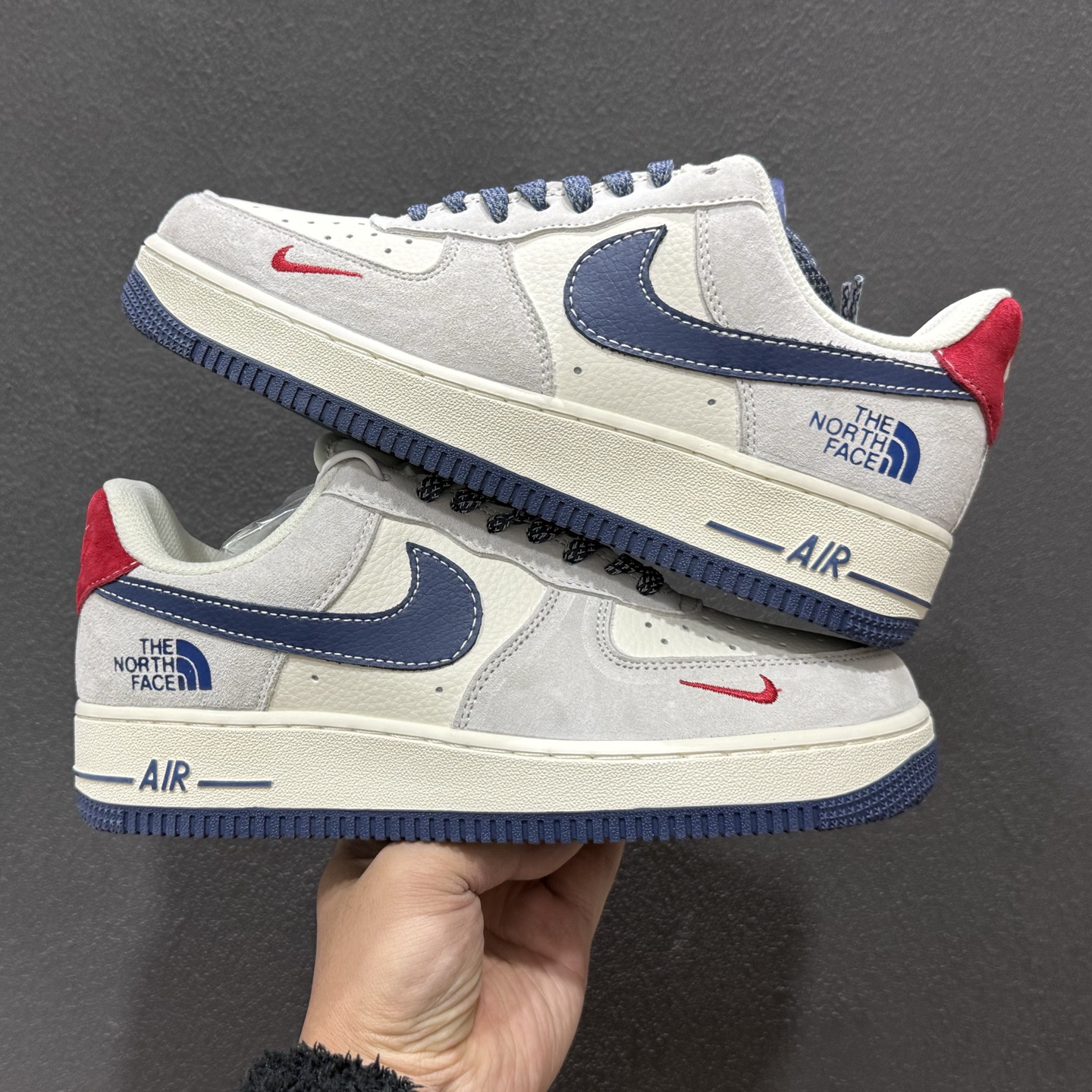 260 Air Force 1 经典AF1鞋型携手The North Face打造跨界潮范北面联名 灰白麂皮拼接藏蓝皮革 DD1982-341-Chinese UA Cheap High Quatity Brand Clothes Bags handbags Sneakers wholesale wholesaler seller from China Factory suppliers Fashion Clothing Shoes best Quality Beautiful Price 260 Air Force 1 经典AF1鞋型携手The North Face打造跨界潮范北面联名 灰白麂皮拼接藏蓝皮革 DD1982-341