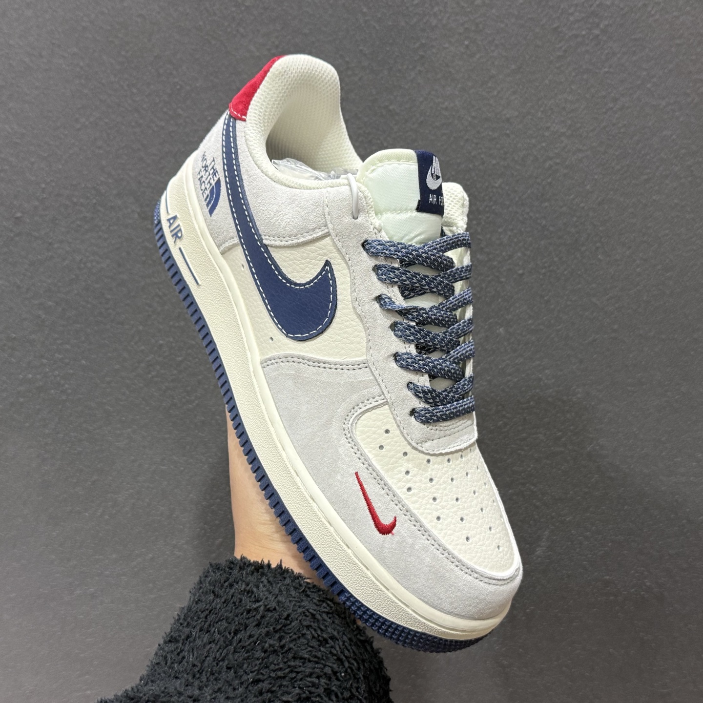 260 Air Force 1 经典AF1鞋型携手The North Face打造跨界潮范北面联名 灰白麂皮拼接藏蓝皮革 DD1982-341-Chinese UA Cheap High Quatity Brand Clothes Bags handbags Sneakers wholesale wholesaler seller from China Factory suppliers Fashion Clothing Shoes best Quality Beautiful Price 260 Air Force 1 经典AF1鞋型携手The North Face打造跨界潮范北面联名 灰白麂皮拼接藏蓝皮革 DD1982-341