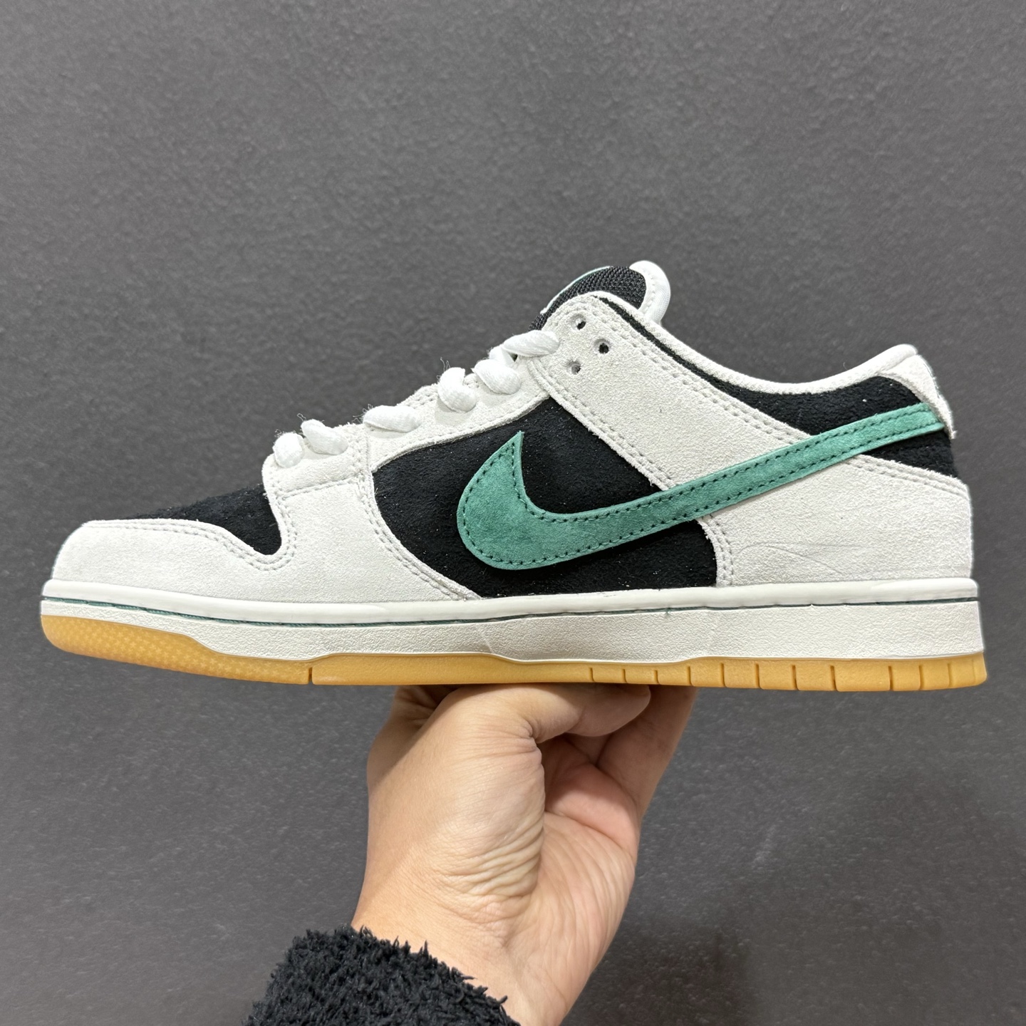 260 YC版 Nike SB Dunk Low 麂皮灰绿生胶 SB低帮休闲板鞋 HF3704-001-Chinese UA Cheap High Quatity Brand Clothes Bags handbags Sneakers wholesale wholesaler seller from China Factory suppliers Fashion Clothing Shoes best Quality Beautiful Price 260 YC版 Nike SB Dunk Low 麂皮灰绿生胶 SB低帮休闲板鞋 HF3704-001