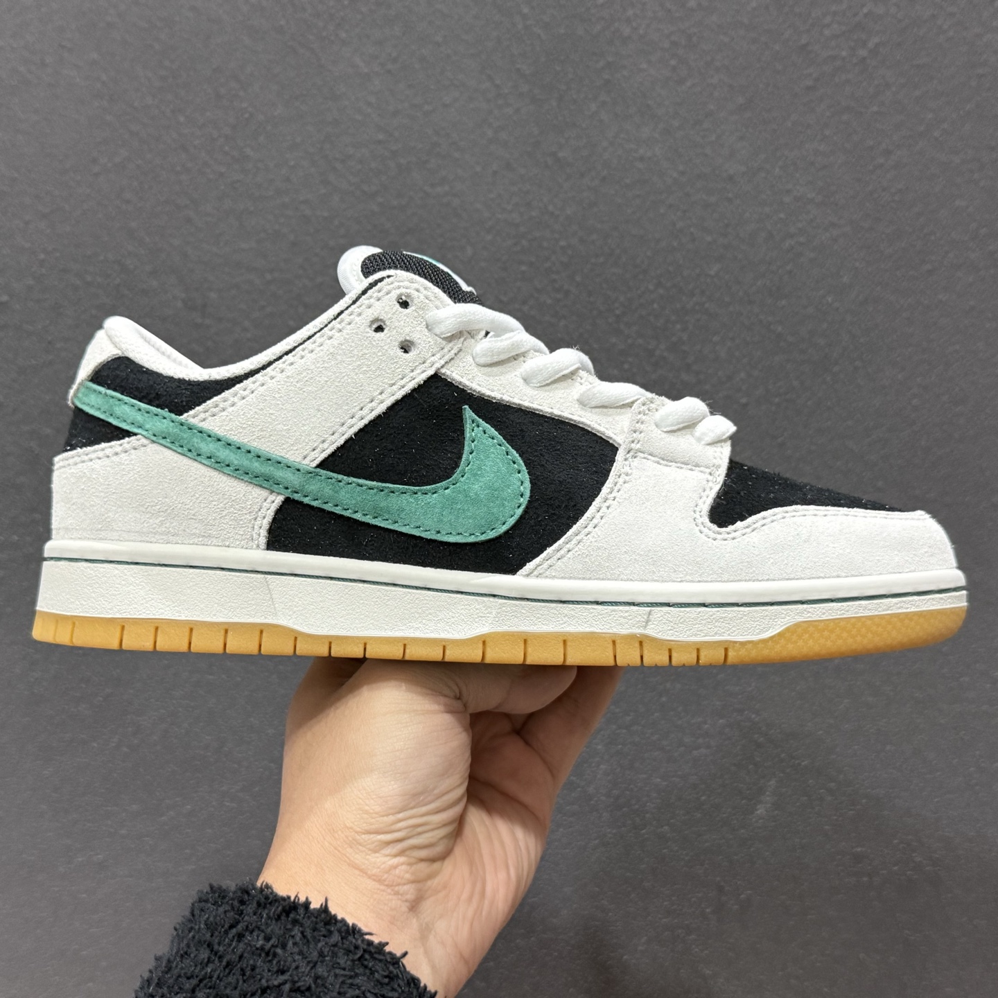 260 YC版 Nike SB Dunk Low 麂皮灰绿生胶 SB低帮休闲板鞋 HF3704-001-Chinese UA Cheap High Quatity Brand Clothes Bags handbags Sneakers wholesale wholesaler seller from China Factory suppliers Fashion Clothing Shoes best Quality Beautiful Price 260 YC版 Nike SB Dunk Low 麂皮灰绿生胶 SB低帮休闲板鞋 HF3704-001