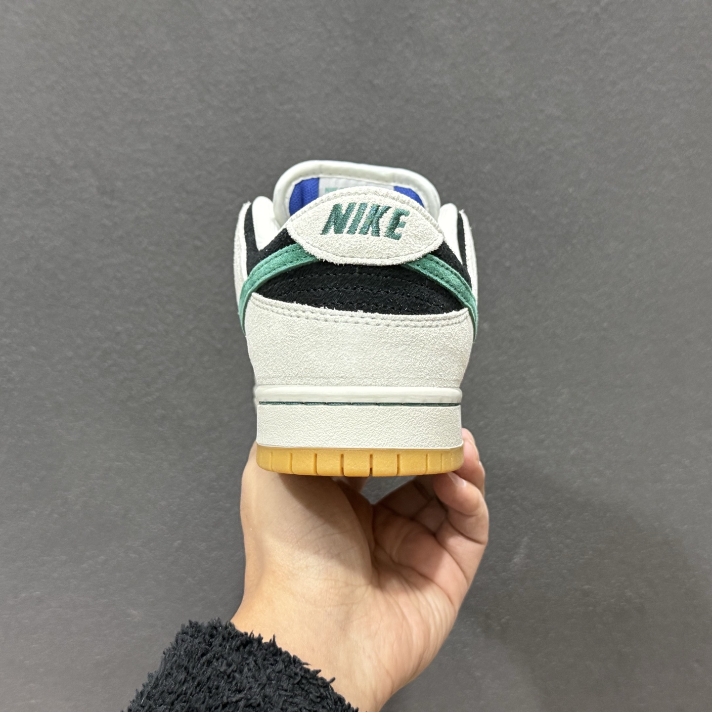 260 YC版 Nike SB Dunk Low 麂皮灰绿生胶 SB低帮休闲板鞋 HF3704-001-Chinese UA Cheap High Quatity Brand Clothes Bags handbags Sneakers wholesale wholesaler seller from China Factory suppliers Fashion Clothing Shoes best Quality Beautiful Price 260 YC版 Nike SB Dunk Low 麂皮灰绿生胶 SB低帮休闲板鞋 HF3704-001
