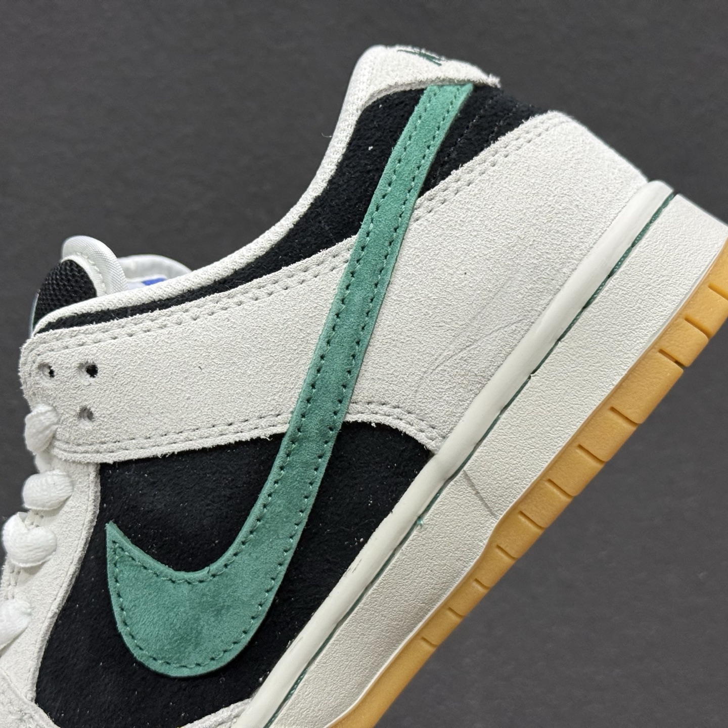 260 YC版 Nike SB Dunk Low 麂皮灰绿生胶 SB低帮休闲板鞋 HF3704-001-Chinese UA Cheap High Quatity Brand Clothes Bags handbags Sneakers wholesale wholesaler seller from China Factory suppliers Fashion Clothing Shoes best Quality Beautiful Price 260 YC版 Nike SB Dunk Low 麂皮灰绿生胶 SB低帮休闲板鞋 HF3704-001