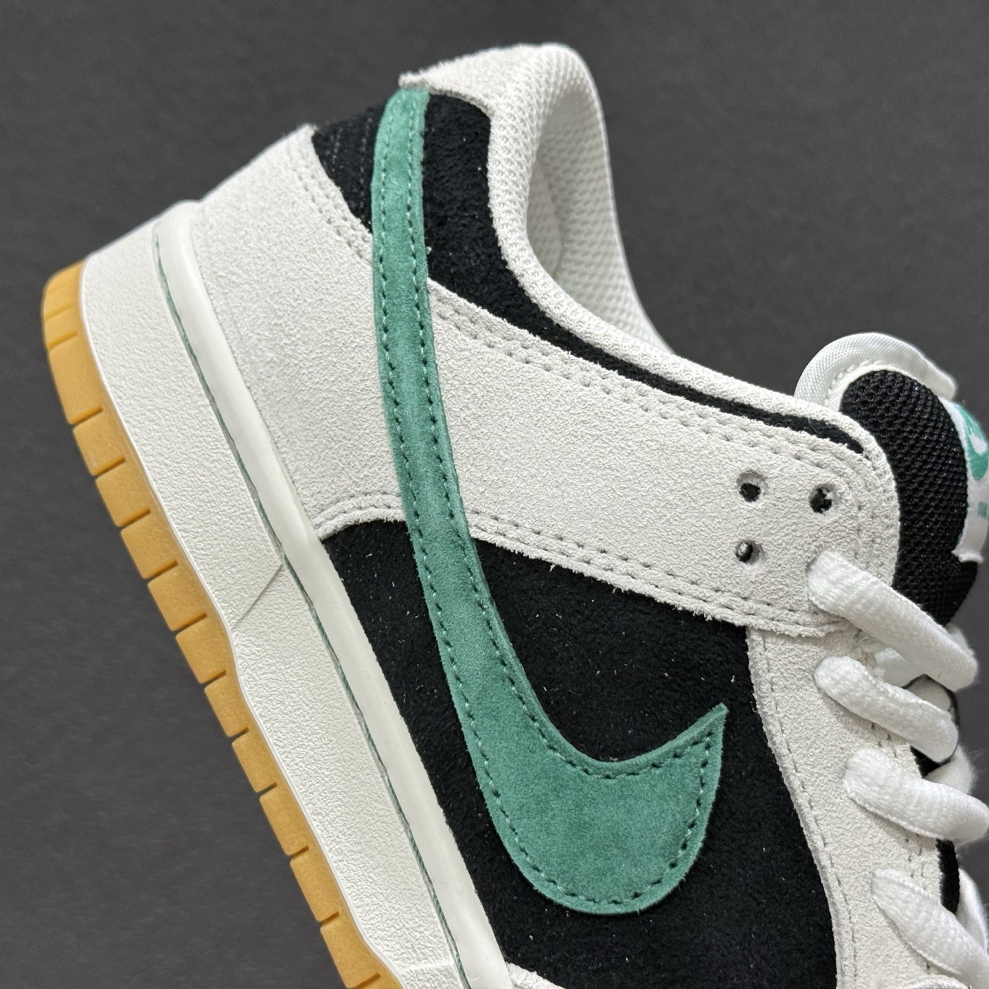 260 YC版 Nike SB Dunk Low 麂皮灰绿生胶 SB低帮休闲板鞋 HF3704-001-Chinese UA Cheap High Quatity Brand Clothes Bags handbags Sneakers wholesale wholesaler seller from China Factory suppliers Fashion Clothing Shoes best Quality Beautiful Price 260 YC版 Nike SB Dunk Low 麂皮灰绿生胶 SB低帮休闲板鞋 HF3704-001