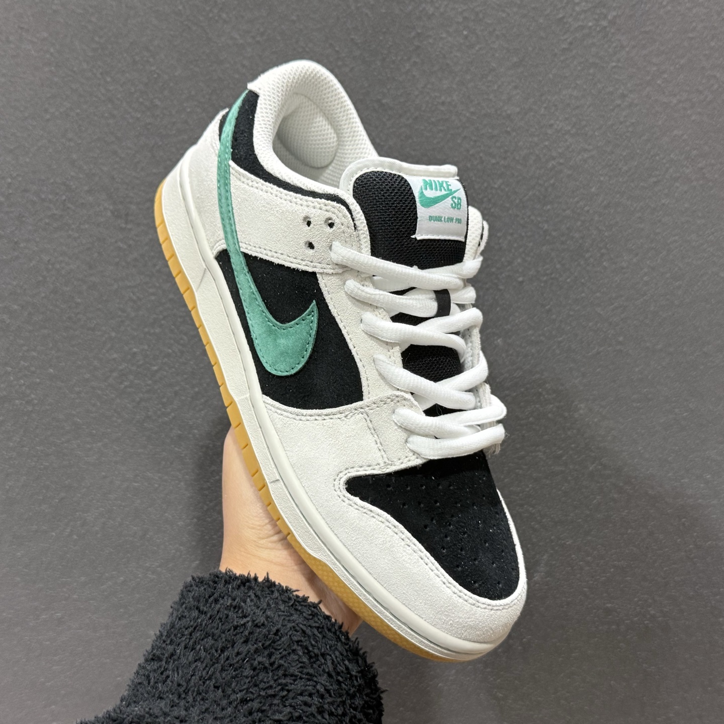 260 YC版 Nike SB Dunk Low 麂皮灰绿生胶 SB低帮休闲板鞋 HF3704-001-Chinese UA Cheap High Quatity Brand Clothes Bags handbags Sneakers wholesale wholesaler seller from China Factory suppliers Fashion Clothing Shoes best Quality Beautiful Price 260 YC版 Nike SB Dunk Low 麂皮灰绿生胶 SB低帮休闲板鞋 HF3704-001