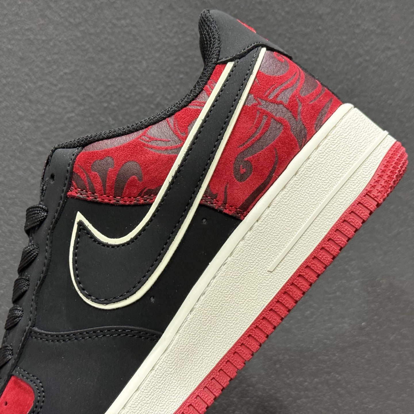 260 Nike Air Force 1'07 Low Supreme联名 黑红鬼脸 空军一号低帮休闲板鞋 XZ6188-057-Chinese UA Cheap High Quatity Brand Clothes Bags handbags Sneakers wholesale wholesaler seller from China Factory suppliers Fashion Clothing Shoes best Quality Beautiful Price 260 Nike Air Force 1'07 Low Supreme联名 黑红鬼脸 空军一号低帮休闲板鞋 XZ6188-057
