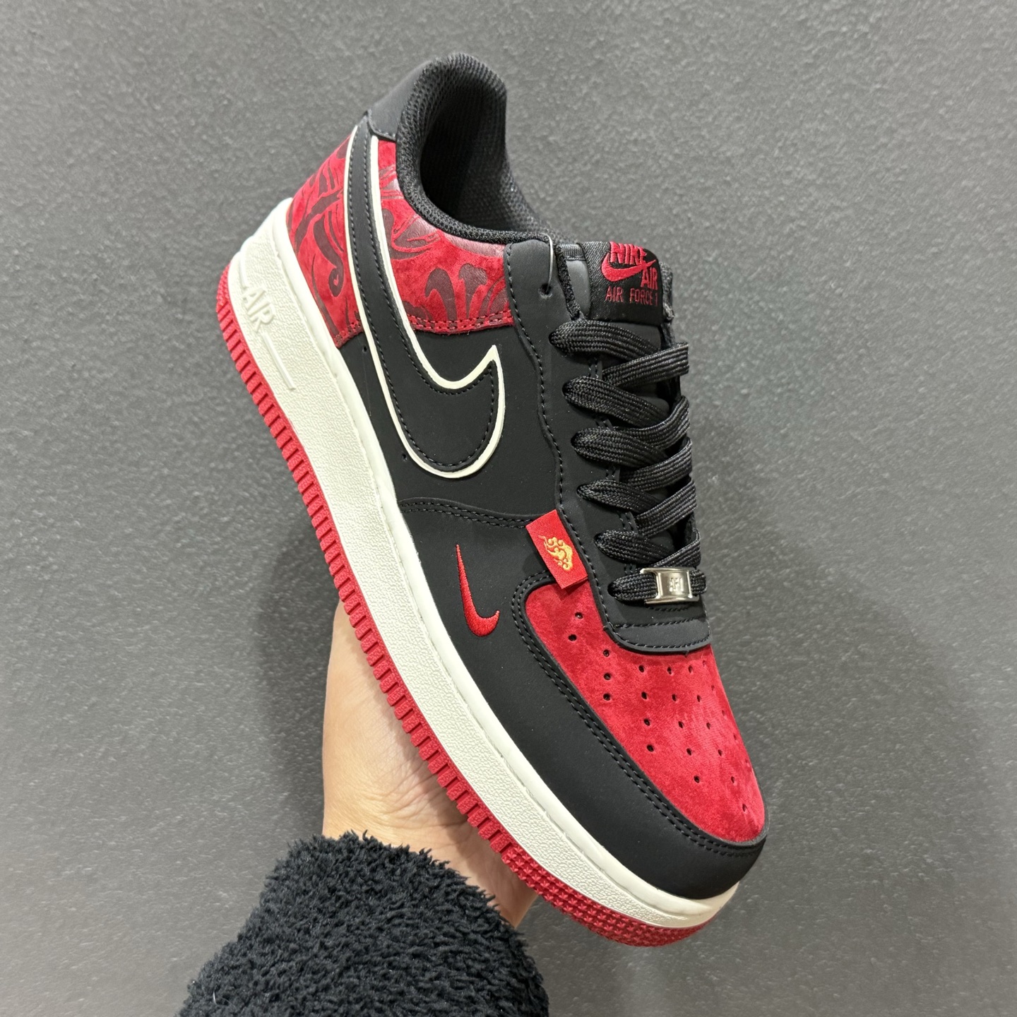 260 Nike Air Force 1'07 Low Supreme联名 黑红鬼脸 空军一号低帮休闲板鞋 XZ6188-057-Chinese UA Cheap High Quatity Brand Clothes Bags handbags Sneakers wholesale wholesaler seller from China Factory suppliers Fashion Clothing Shoes best Quality Beautiful Price 260 Nike Air Force 1'07 Low Supreme联名 黑红鬼脸 空军一号低帮休闲板鞋 XZ6188-057
