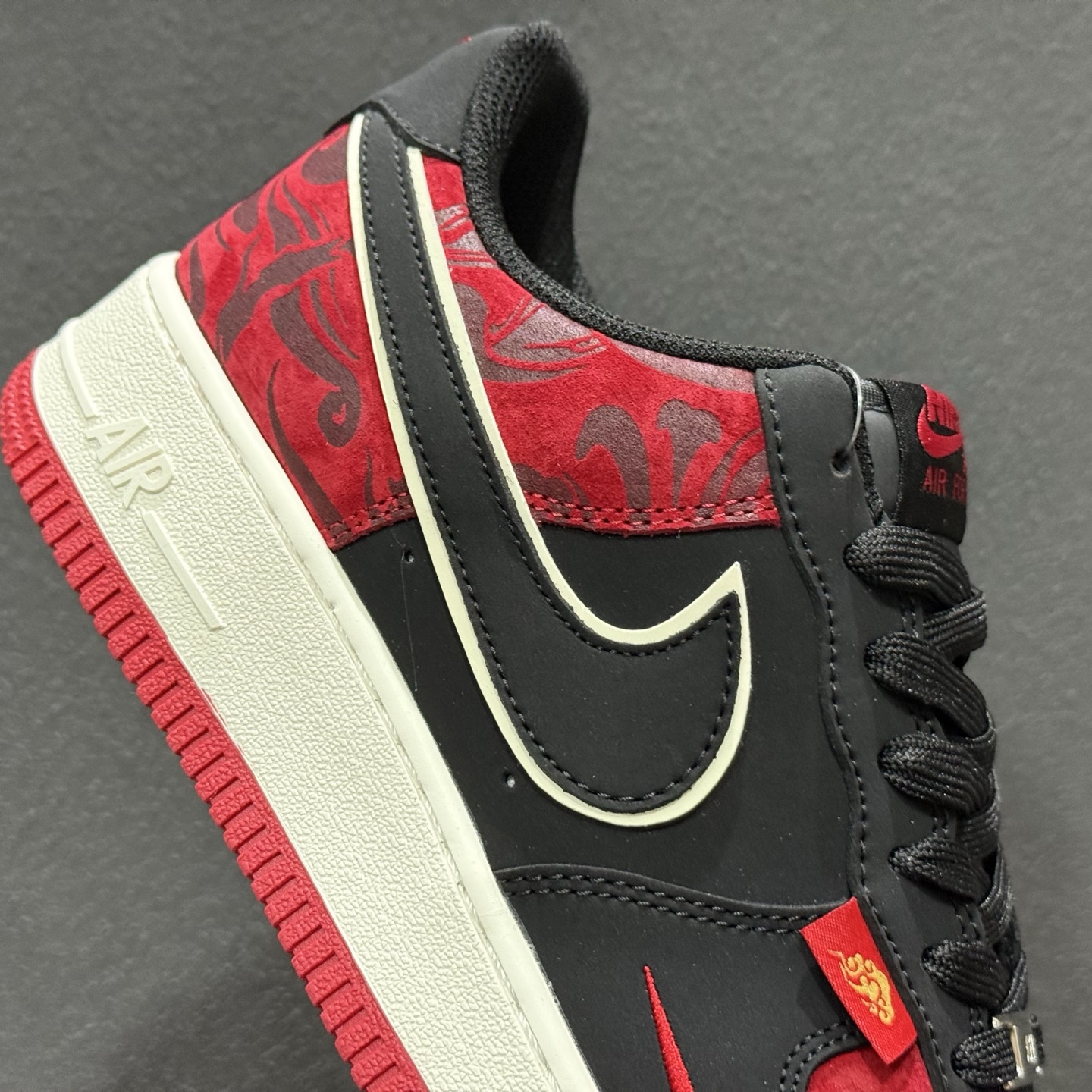 260 Nike Air Force 1'07 Low Supreme联名 黑红鬼脸 空军一号低帮休闲板鞋 XZ6188-057-Chinese UA Cheap High Quatity Brand Clothes Bags handbags Sneakers wholesale wholesaler seller from China Factory suppliers Fashion Clothing Shoes best Quality Beautiful Price 260 Nike Air Force 1'07 Low Supreme联名 黑红鬼脸 空军一号低帮休闲板鞋 XZ6188-057