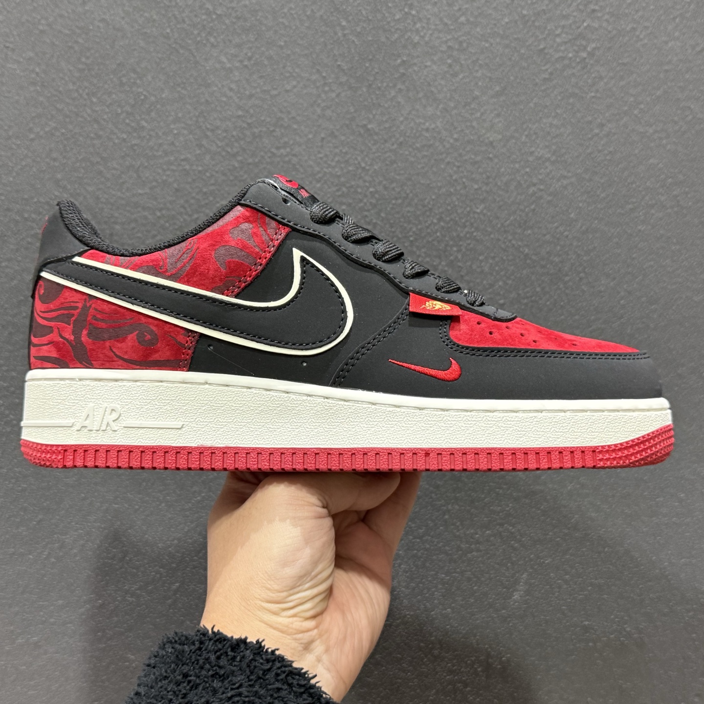 260 Nike Air Force 1'07 Low Supreme联名 黑红鬼脸 空军一号低帮休闲板鞋 XZ6188-057-Chinese UA Cheap High Quatity Brand Clothes Bags handbags Sneakers wholesale wholesaler seller from China Factory suppliers Fashion Clothing Shoes best Quality Beautiful Price 260 Nike Air Force 1'07 Low Supreme联名 黑红鬼脸 空军一号低帮休闲板鞋 XZ6188-057