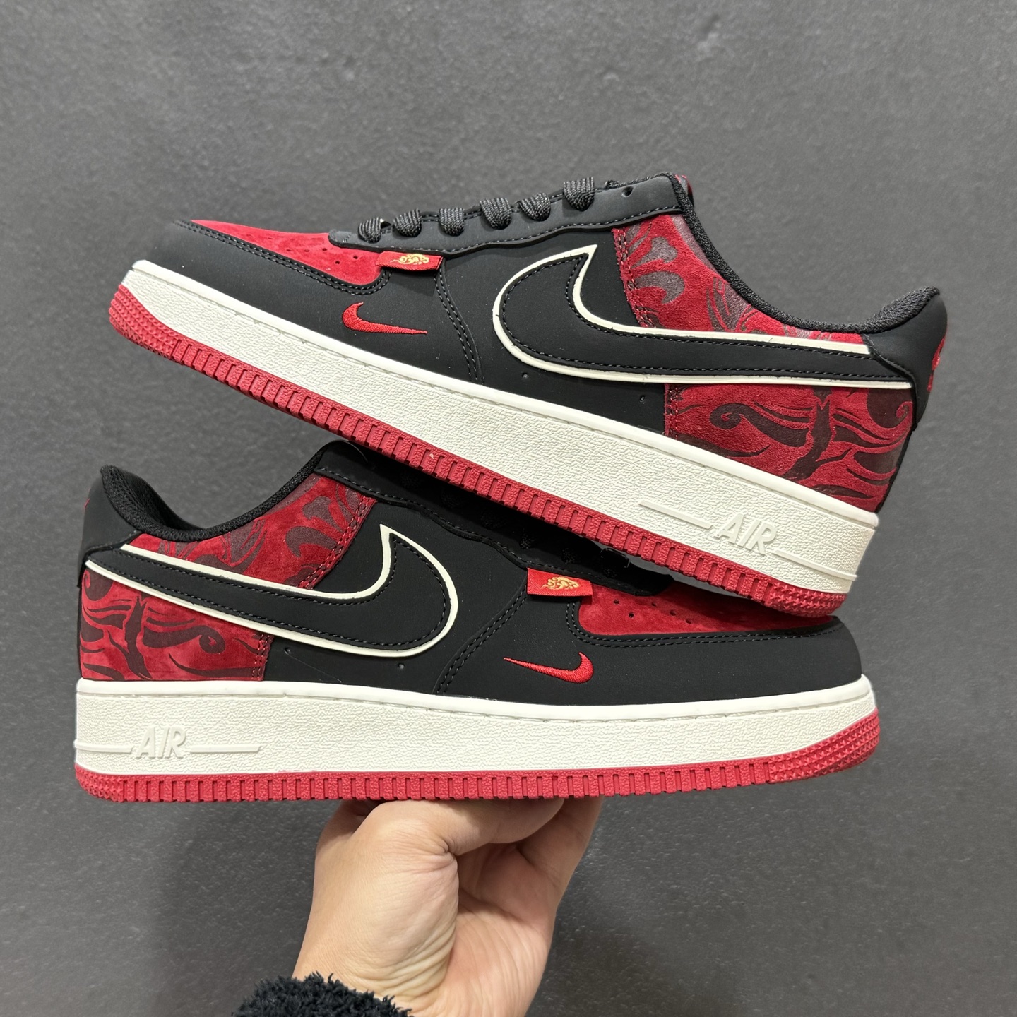 260 Nike Air Force 1'07 Low Supreme联名 黑红鬼脸 空军一号低帮休闲板鞋 XZ6188-057-Chinese UA Cheap High Quatity Brand Clothes Bags handbags Sneakers wholesale wholesaler seller from China Factory suppliers Fashion Clothing Shoes best Quality Beautiful Price 260 Nike Air Force 1'07 Low Supreme联名 黑红鬼脸 空军一号低帮休闲板鞋 XZ6188-057