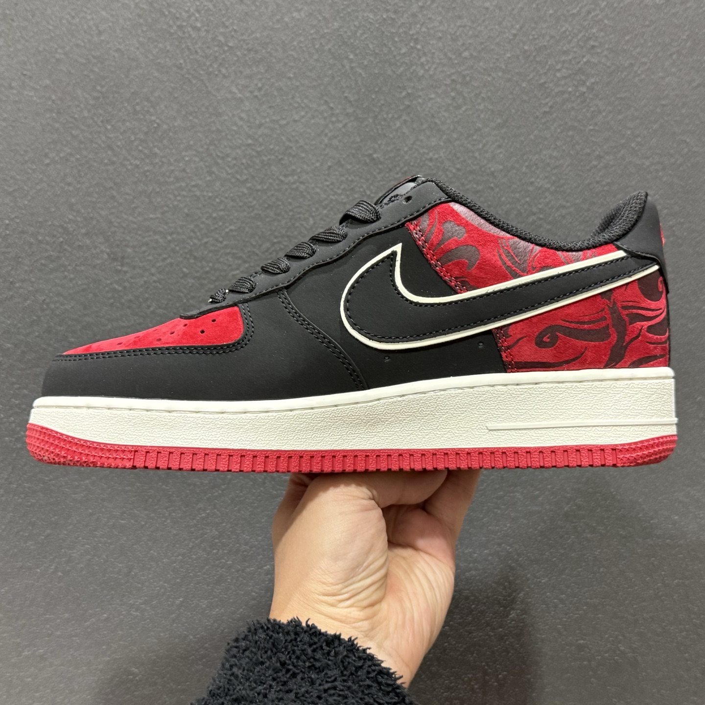 260 Nike Air Force 1'07 Low Supreme联名 黑红鬼脸 空军一号低帮休闲板鞋 XZ6188-057-Chinese UA Cheap High Quatity Brand Clothes Bags handbags Sneakers wholesale wholesaler seller from China Factory suppliers Fashion Clothing Shoes best Quality Beautiful Price 260 Nike Air Force 1'07 Low Supreme联名 黑红鬼脸 空军一号低帮休闲板鞋 XZ6188-057