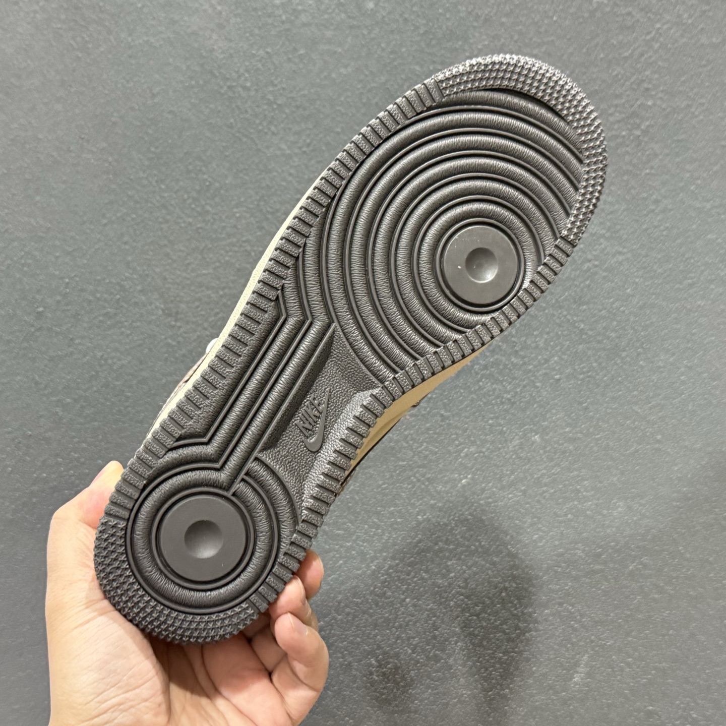 260 EVISU联名AF1直接把复古工装风拉满咖棕拼浅卡其的麂皮材质质感爆棚 KL1688-001-Chinese UA Cheap High Quatity Brand Clothes Bags handbags Sneakers wholesale wholesaler seller from China Factory suppliers Fashion Clothing Shoes best Quality Beautiful Price 260 EVISU联名AF1直接把复古工装风拉满咖棕拼浅卡其的麂皮材质质感爆棚 KL1688-001