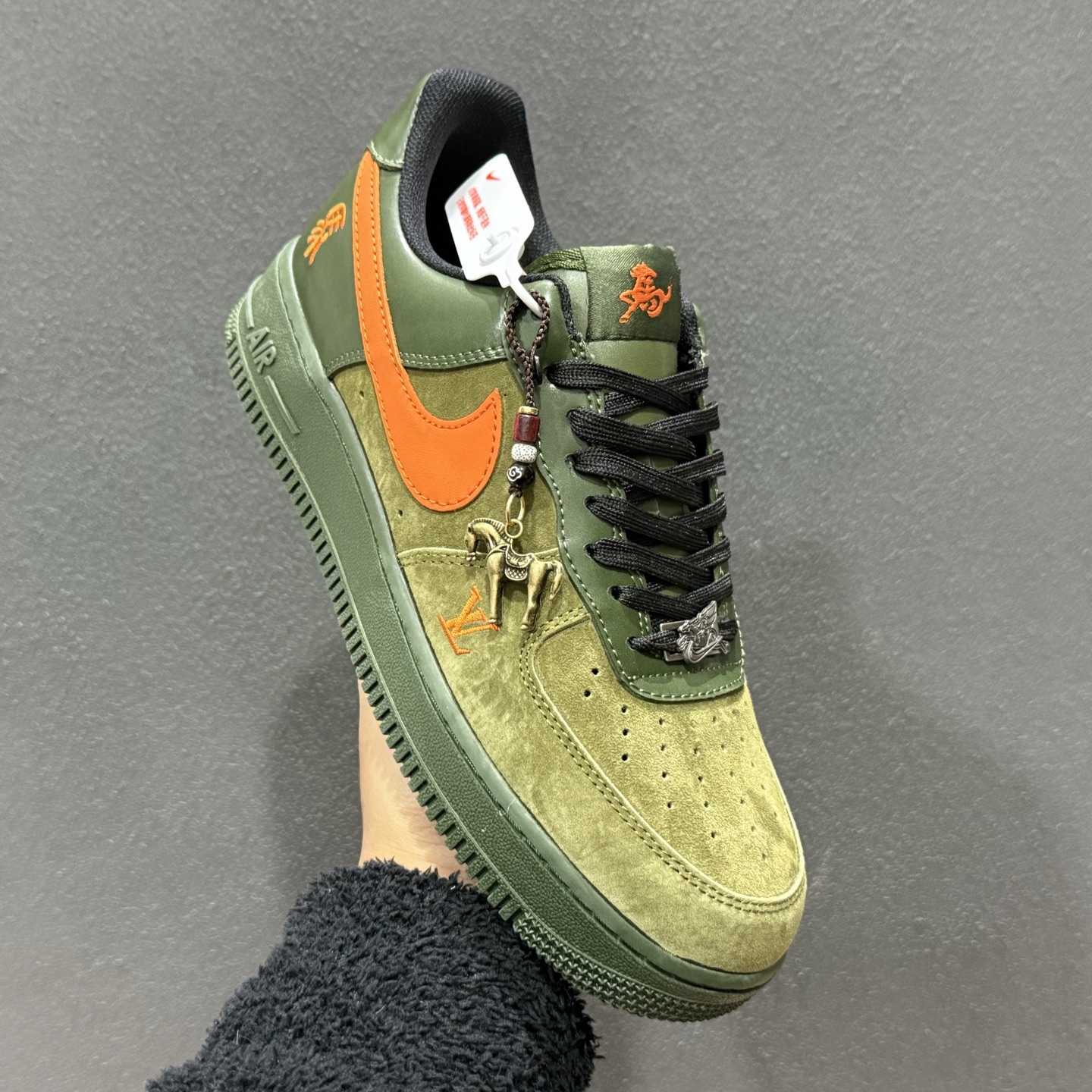 260 NIke Air Force 1 '07 Low “马年限定--军绿橙星” 空军一号低帮 运动鞋 XY9025-010-Chinese UA Cheap High Quatity Brand Clothes Bags handbags Sneakers wholesale wholesaler seller from China Factory suppliers Fashion Clothing Shoes best Quality Beautiful Price 260 NIke Air Force 1 '07 Low “马年限定--军绿橙星” 空军一号低帮 运动鞋 XY9025-010