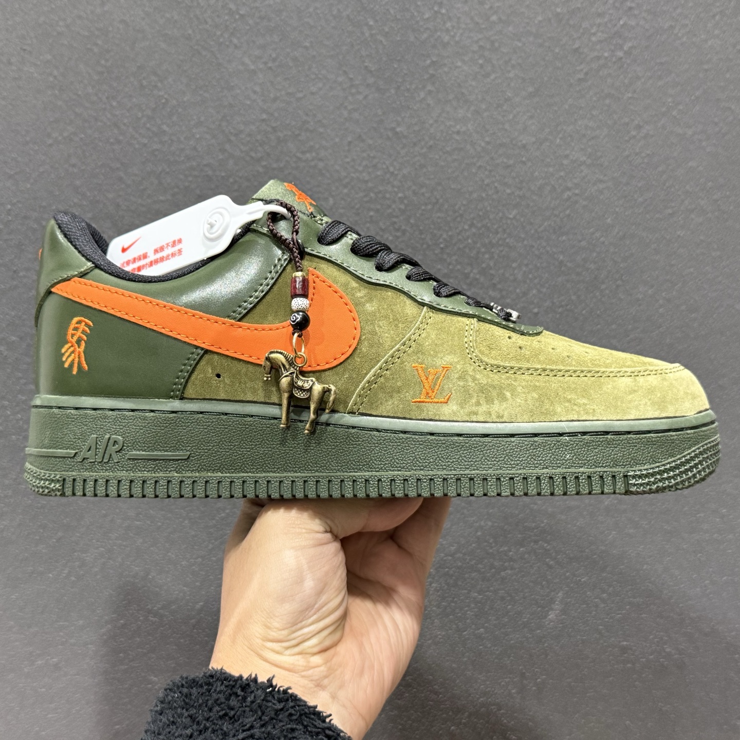 260 NIke Air Force 1 '07 Low “马年限定--军绿橙星” 空军一号低帮 运动鞋 XY9025-010-Chinese UA Cheap High Quatity Brand Clothes Bags handbags Sneakers wholesale wholesaler seller from China Factory suppliers Fashion Clothing Shoes best Quality Beautiful Price 260 NIke Air Force 1 '07 Low “马年限定--军绿橙星” 空军一号低帮 运动鞋 XY9025-010